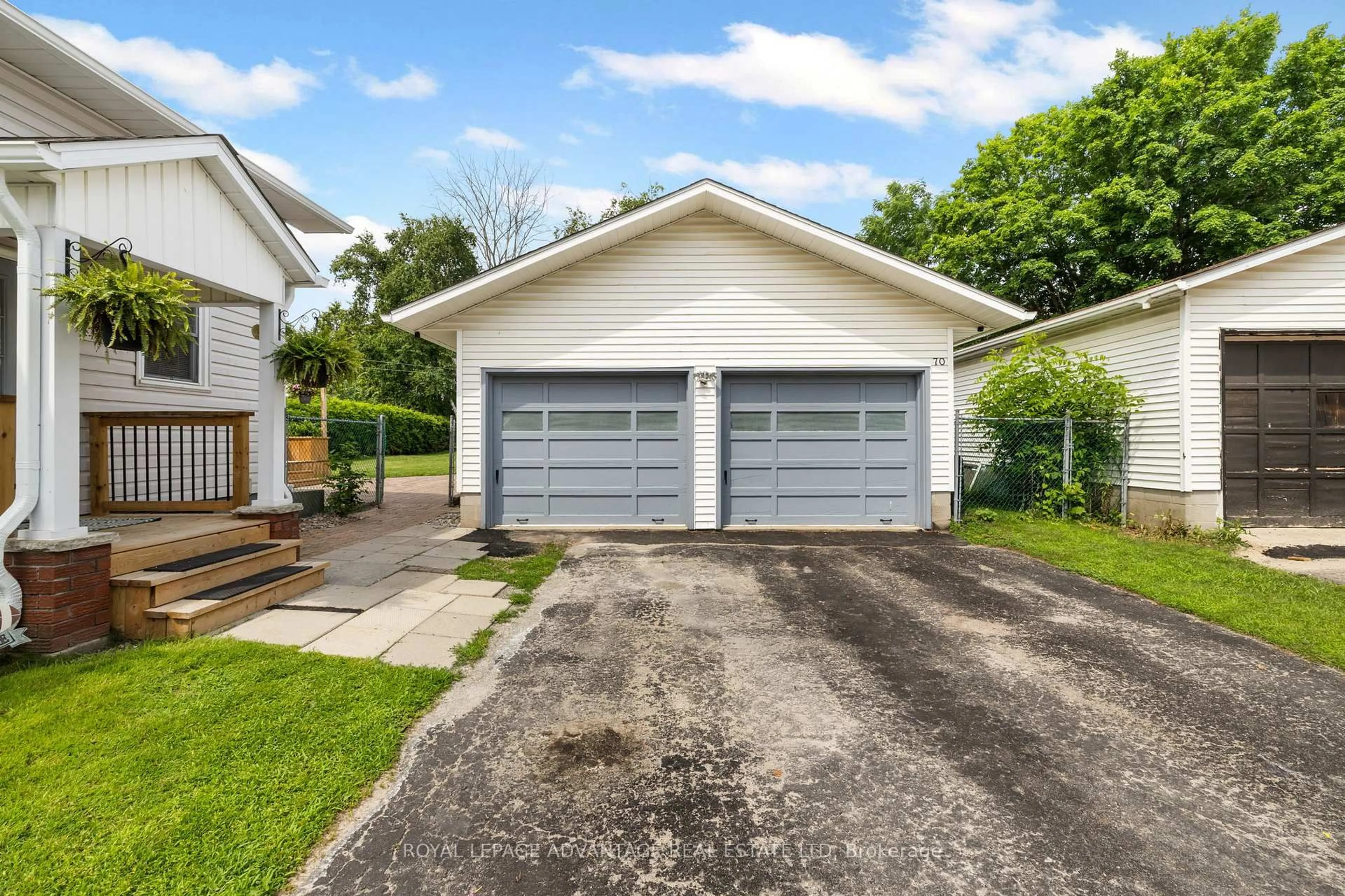 Indoor garage for 70 ABEL St, Smiths Falls Ontario K7A 4M5