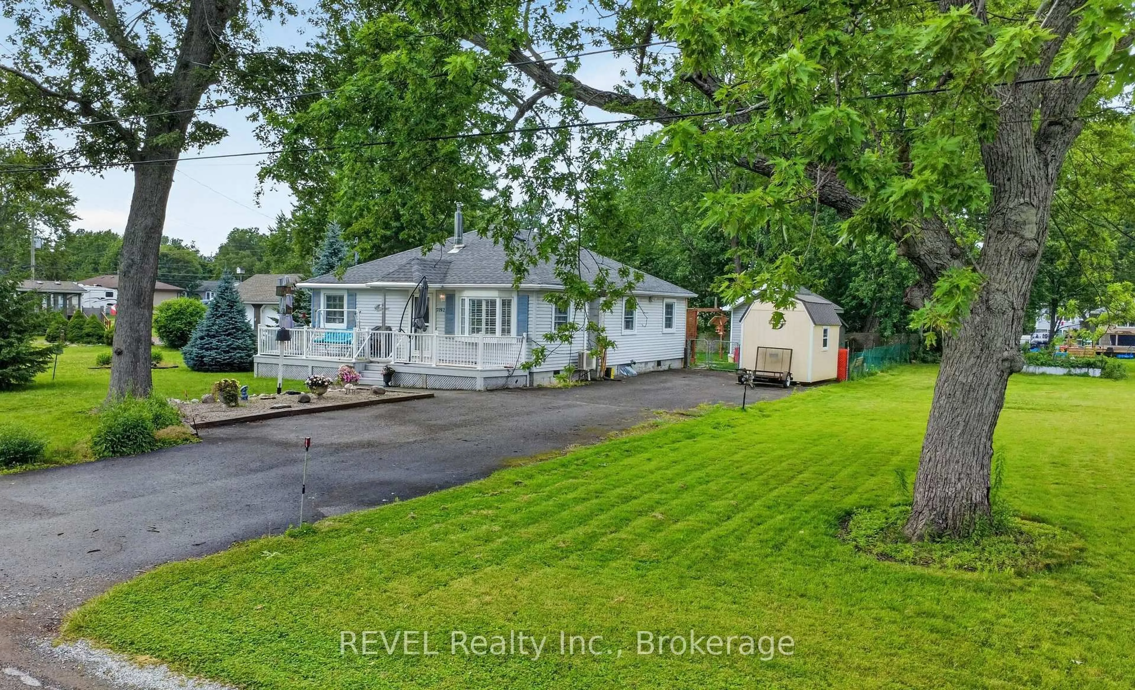A pic from outside/outdoor area/front of a property/back of a property/a pic from drone, unknown for 3262 Young Ave, Fort Erie Ontario L0S 1N0