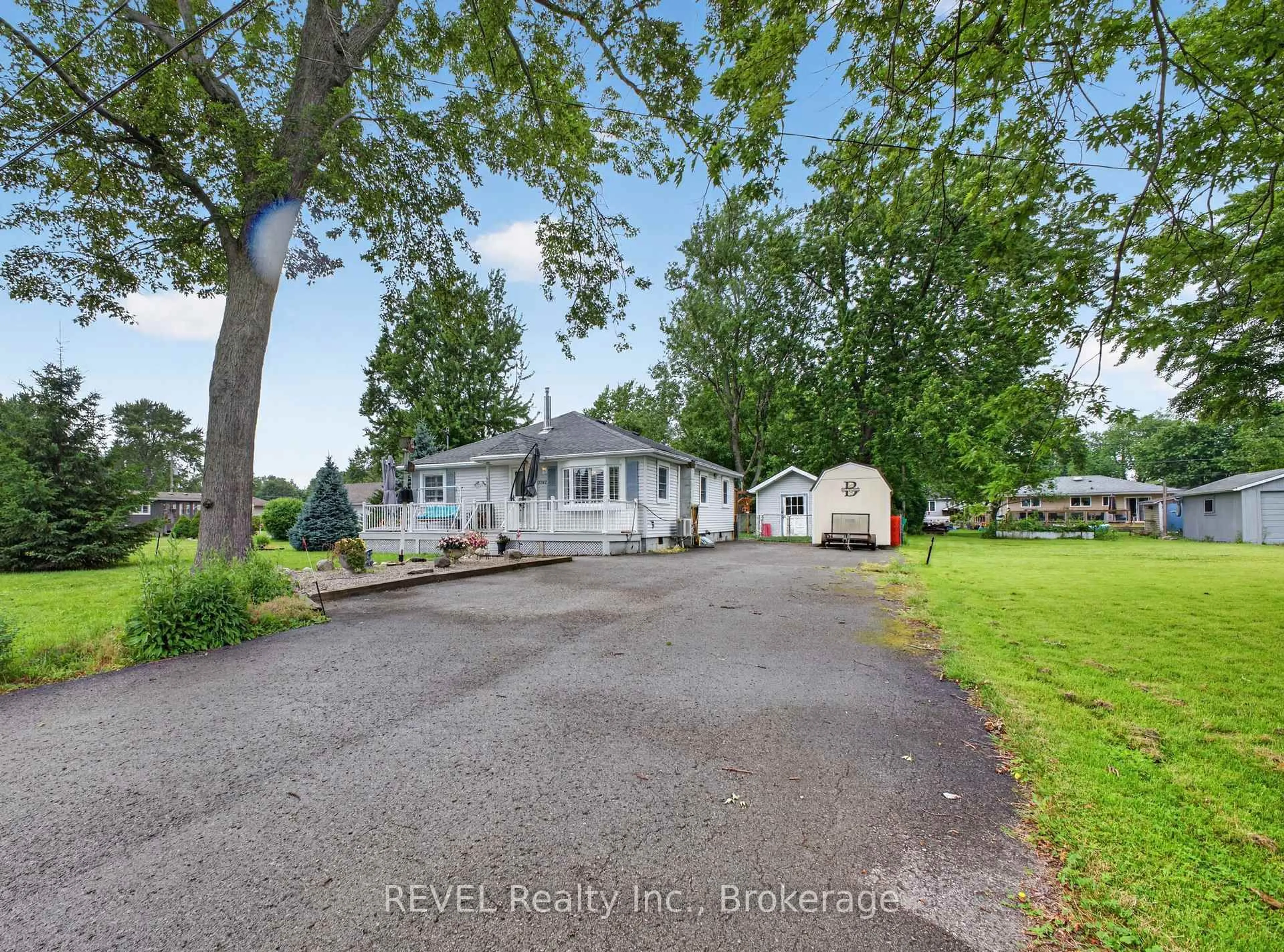 A pic from outside/outdoor area/front of a property/back of a property/a pic from drone, water/lake/river/ocean view for 3262 Young Ave, Fort Erie Ontario L0S 1N0