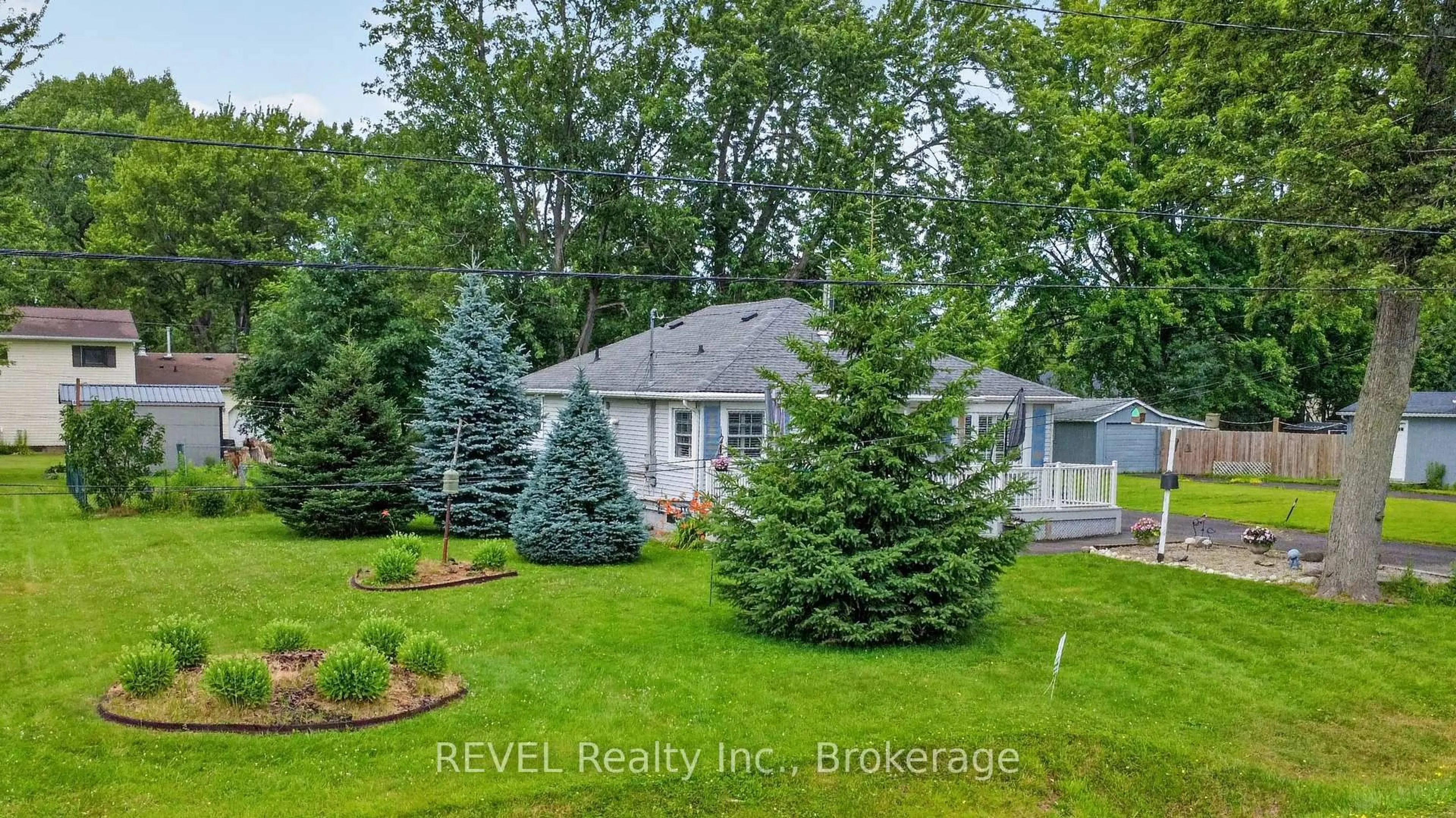 A pic from outside/outdoor area/front of a property/back of a property/a pic from drone, water/lake/river/ocean view for 3262 Young Ave, Fort Erie Ontario L0S 1N0