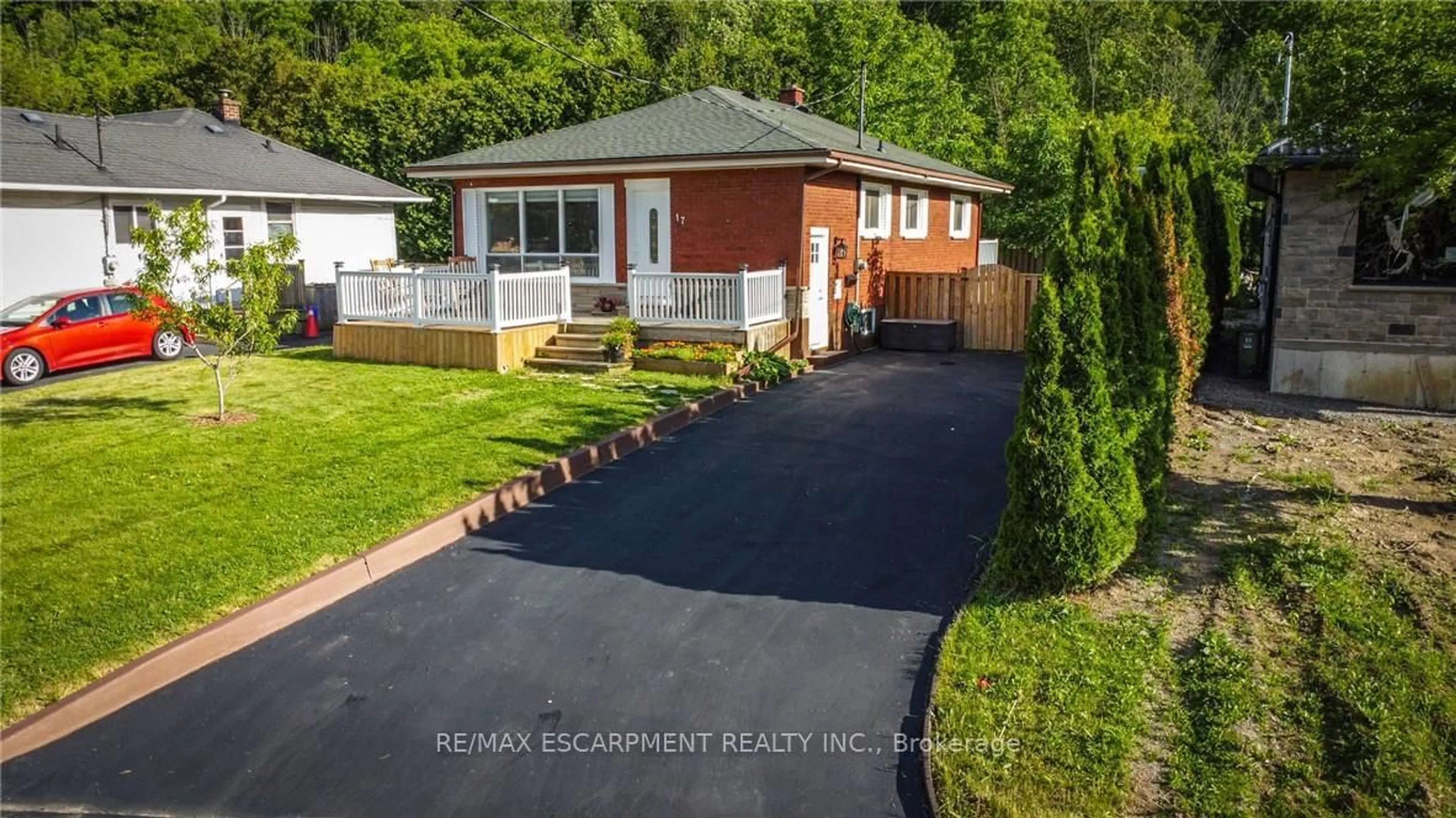 A pic from outside/outdoor area/front of a property/back of a property/a pic from drone, street for 17 ALBA St, Hamilton Ontario L8G 1N9
