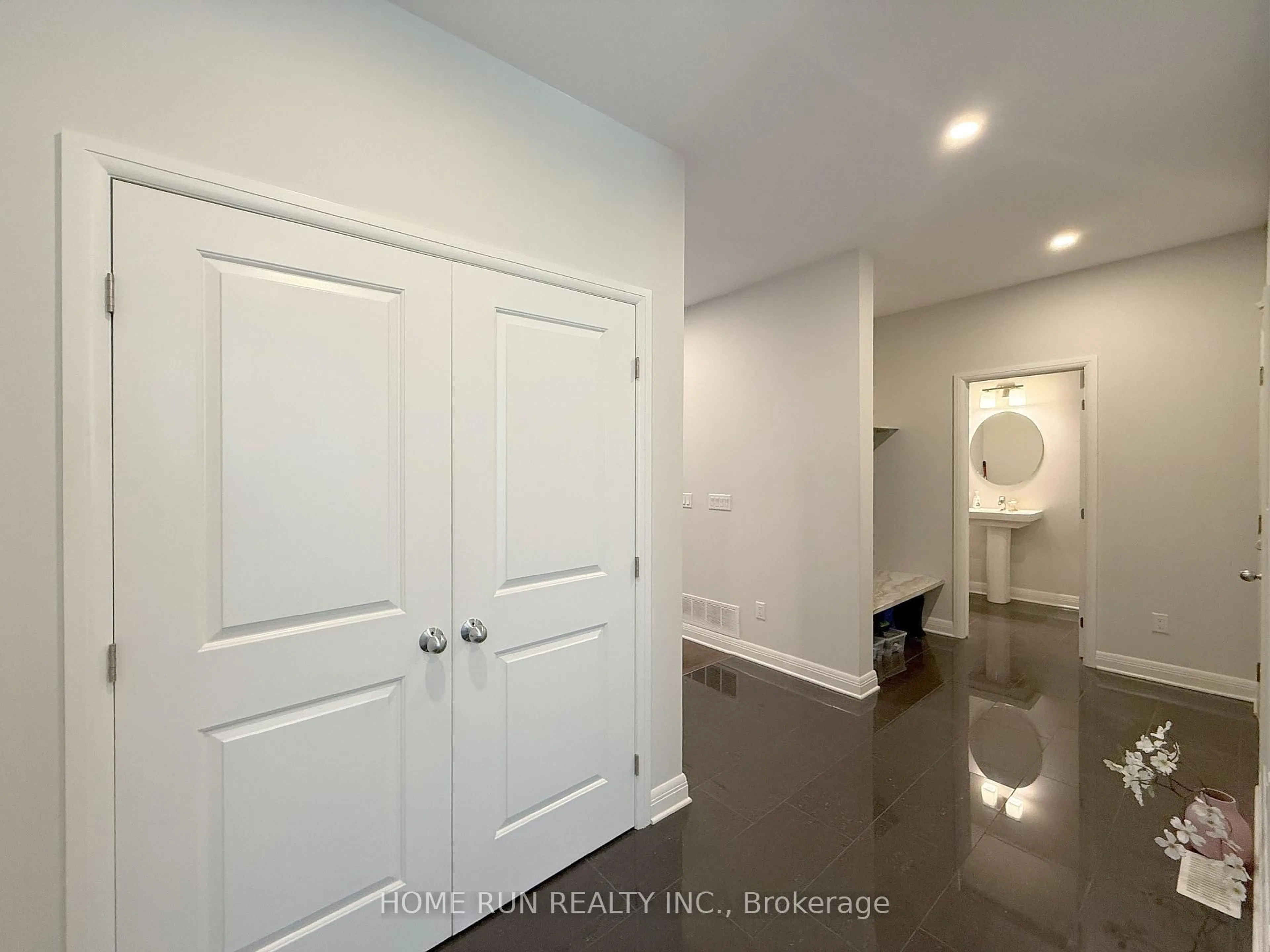 Indoor entryway for 322 Lysander Pl, Ottawa Ontario K1K 4K7