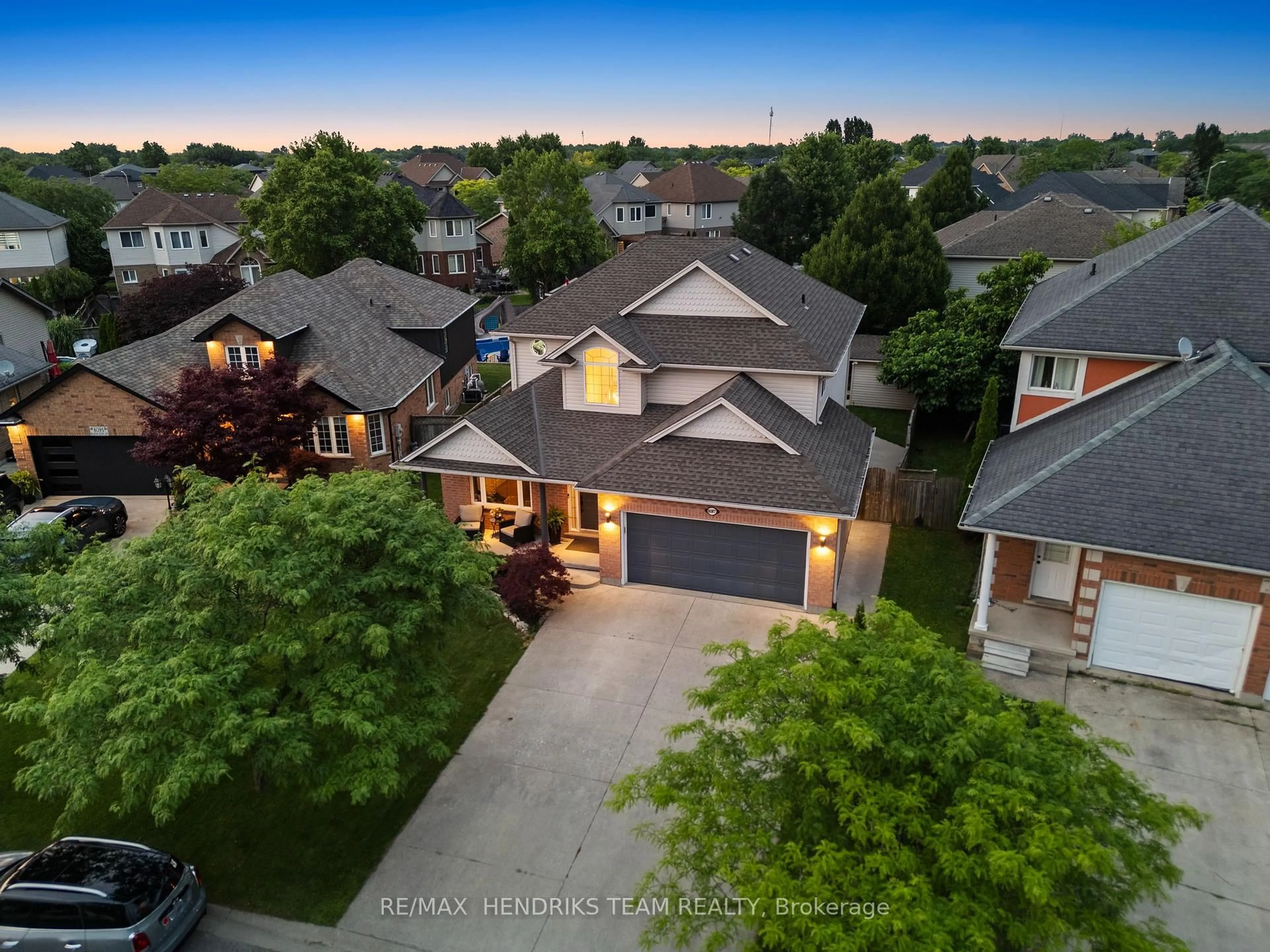 A pic from outside/outdoor area/front of a property/back of a property/a pic from drone, street for 8087 Beaver Glen Dr, Niagara Falls Ontario L2H 3K5