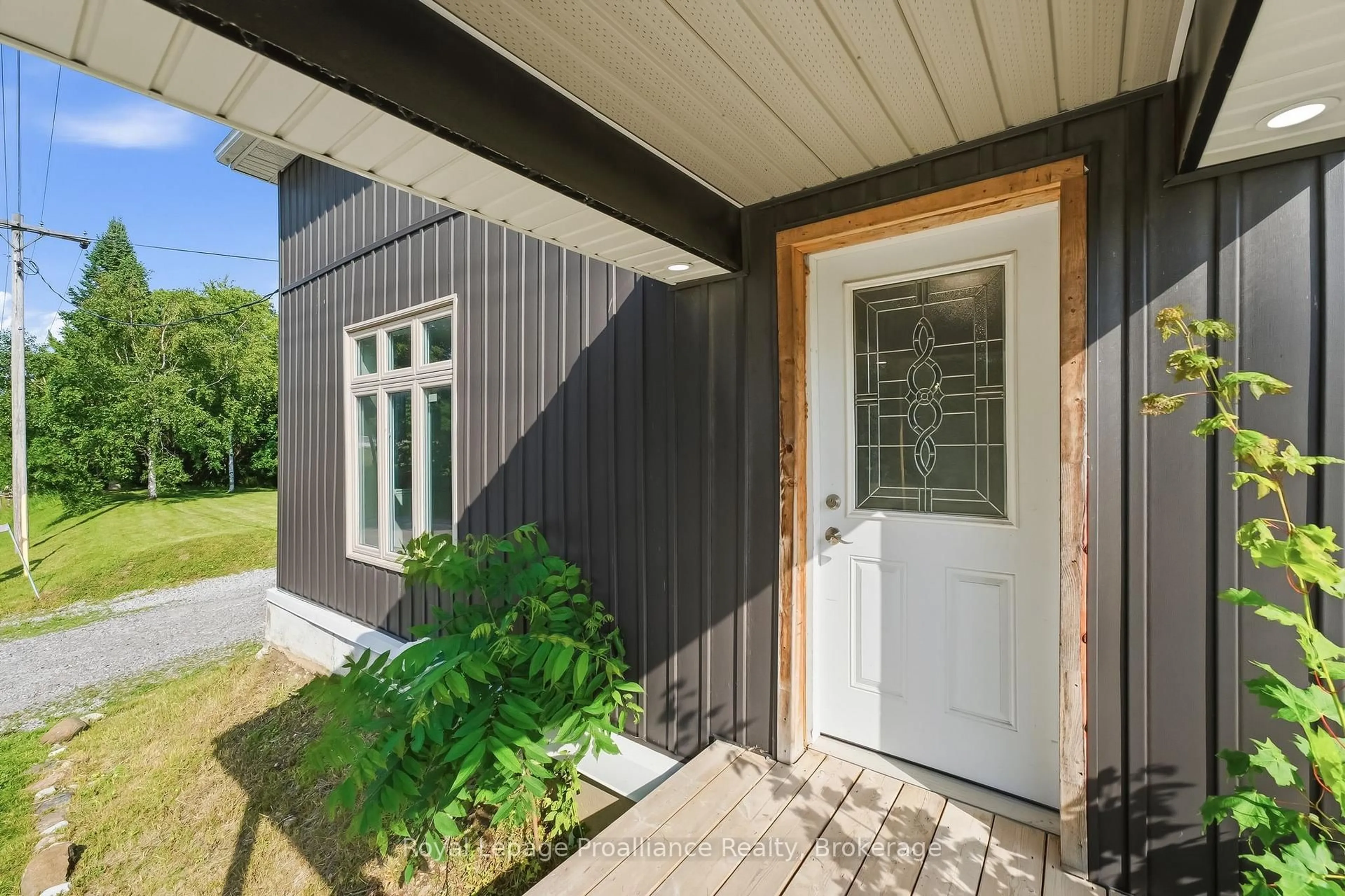Indoor entryway for 1063 County Road 31, Alnwick/Haldimand Ontario K0K 1S0