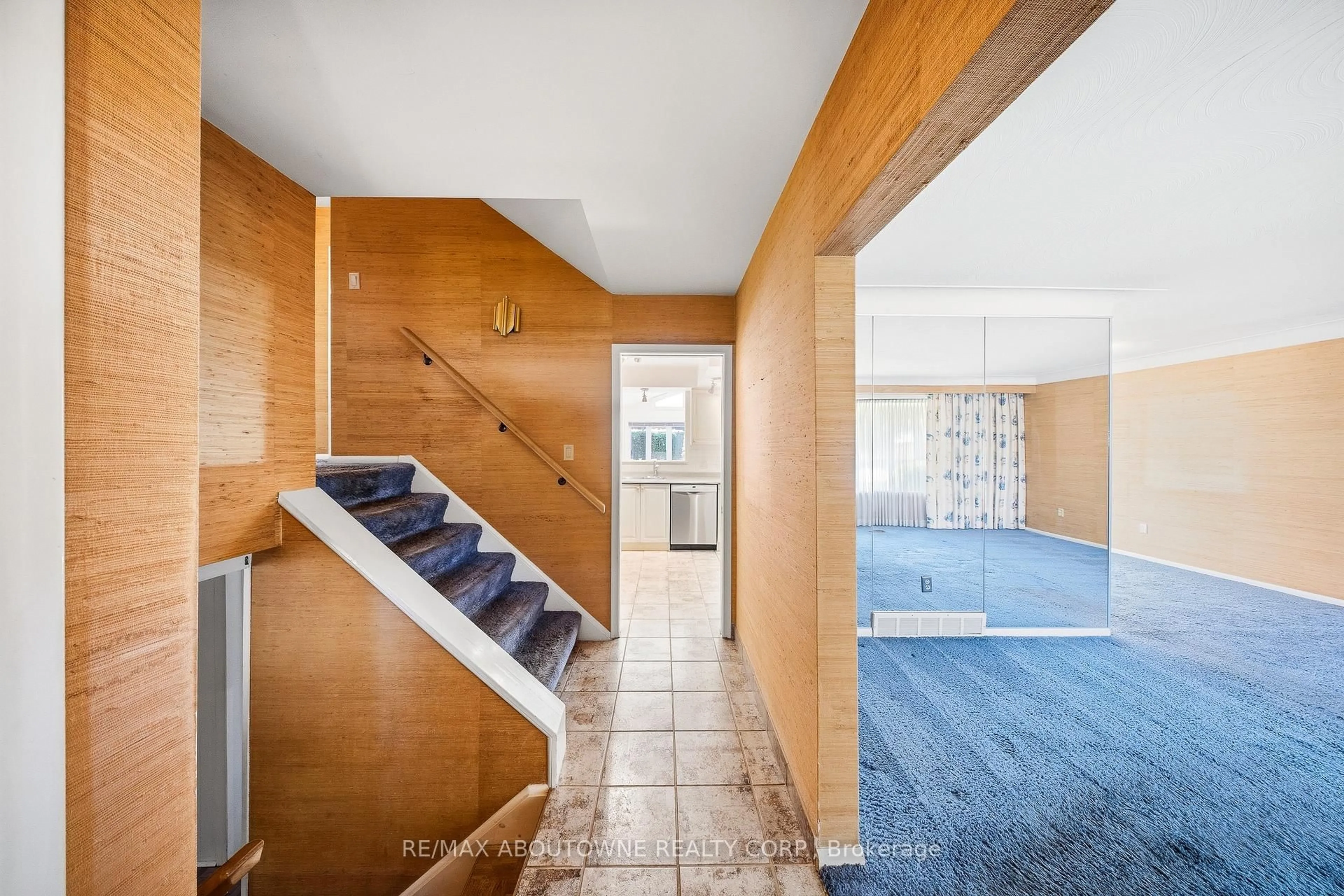 Indoor foyer for 73 Price Ave, Hamilton Ontario L9C 1K5