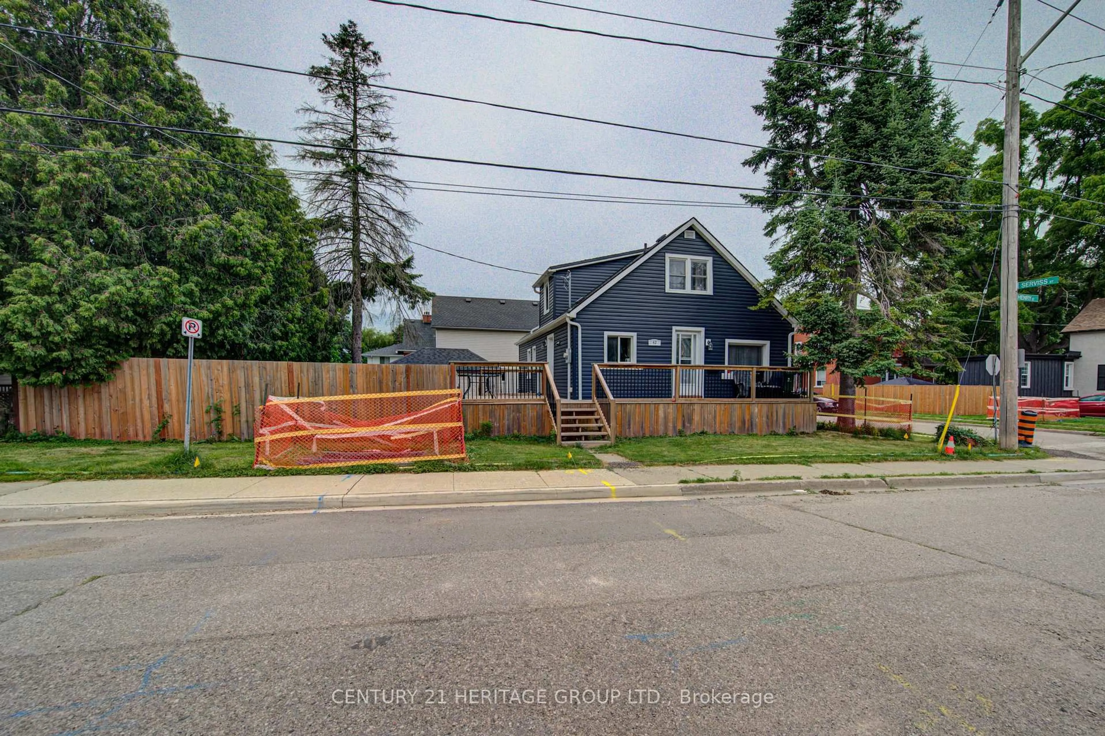 A pic from outside/outdoor area/front of a property/back of a property/a pic from drone, street for 42 Henry St, Cambridge Ontario N1R 3W4