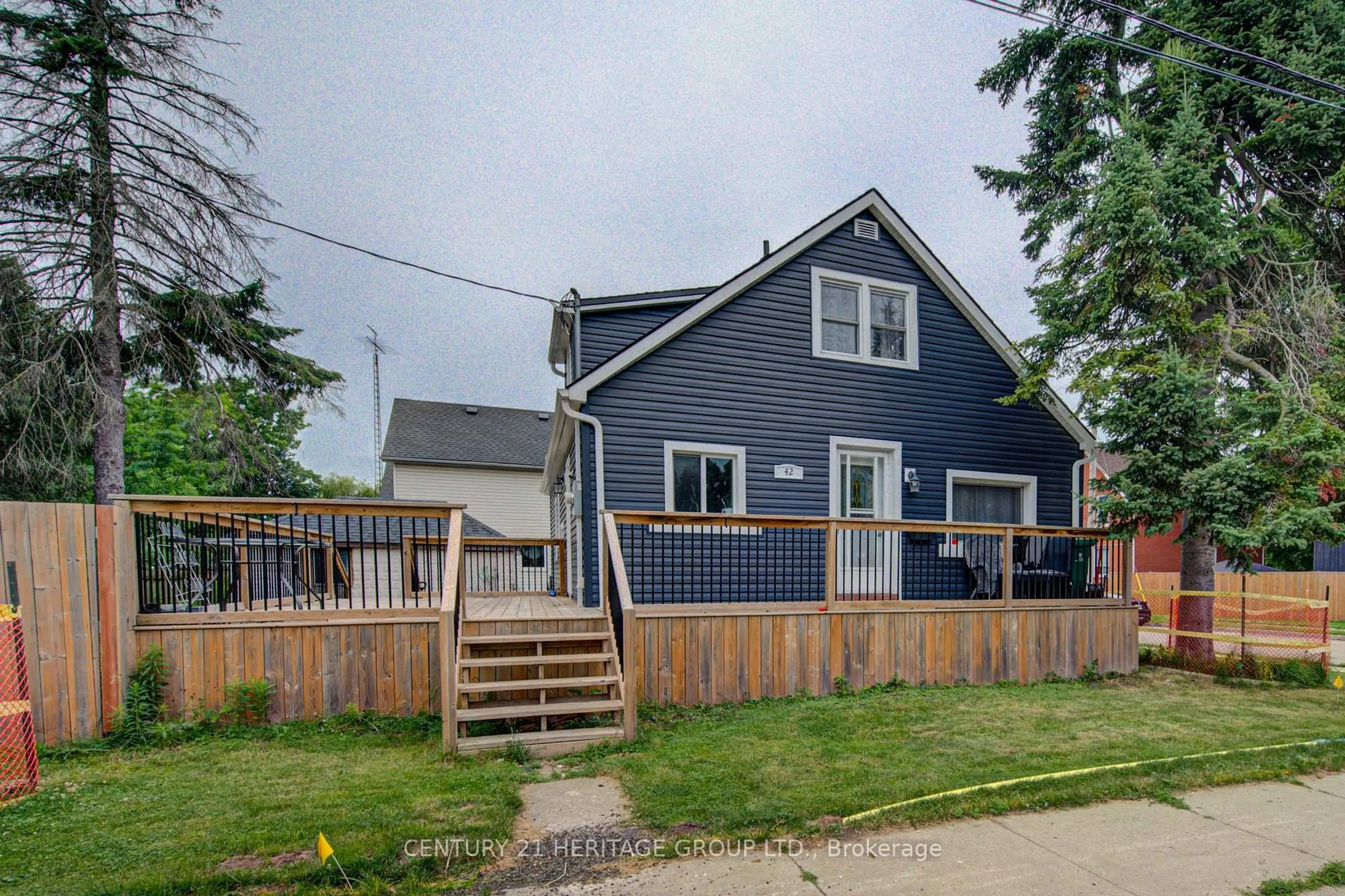 Unknown for 42 Henry St, Cambridge Ontario N1R 3W4