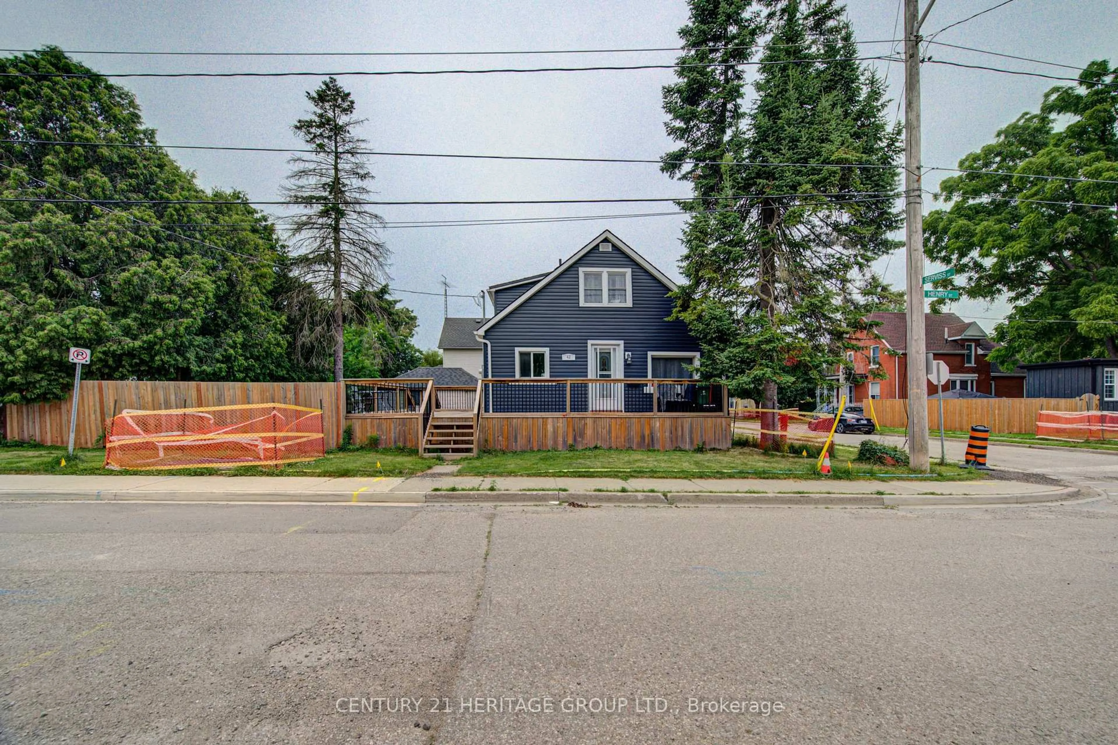 A pic from outside/outdoor area/front of a property/back of a property/a pic from drone, street for 42 Henry St, Cambridge Ontario N1R 3W4