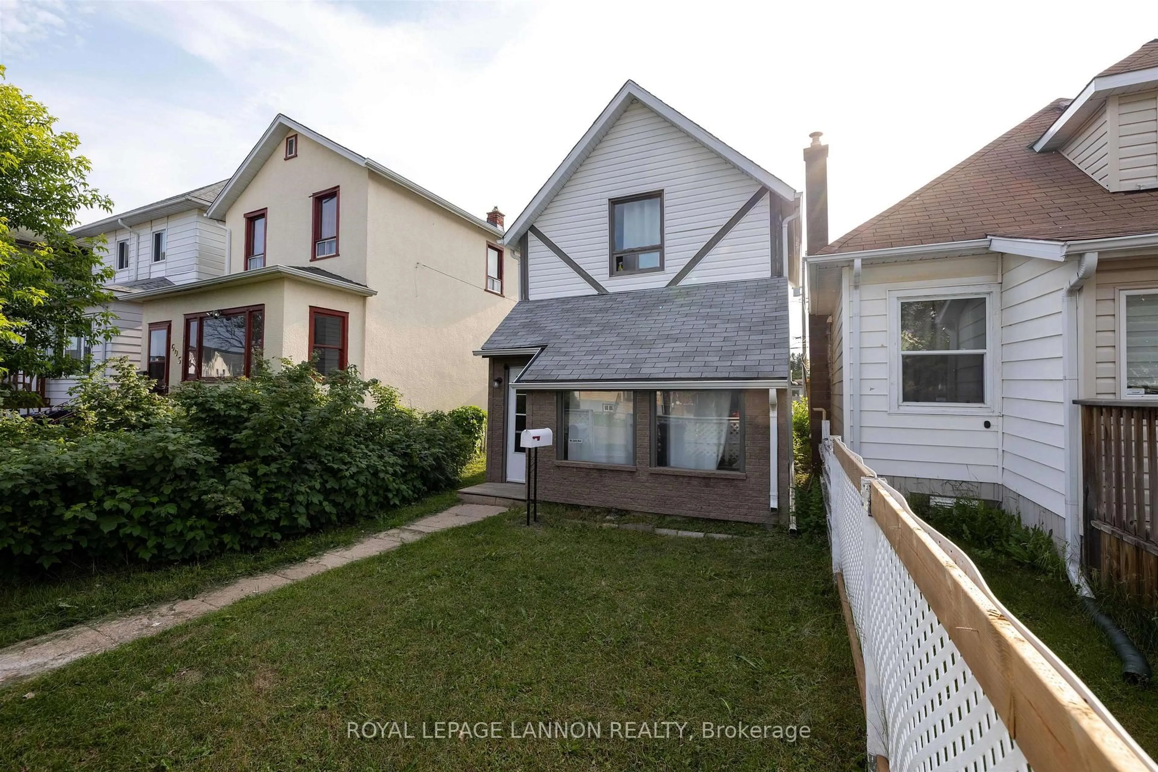 A pic from outside/outdoor area/front of a property/back of a property/a pic from drone, street for 607 WILEY St, Thunder Bay Ontario P7C 3N6