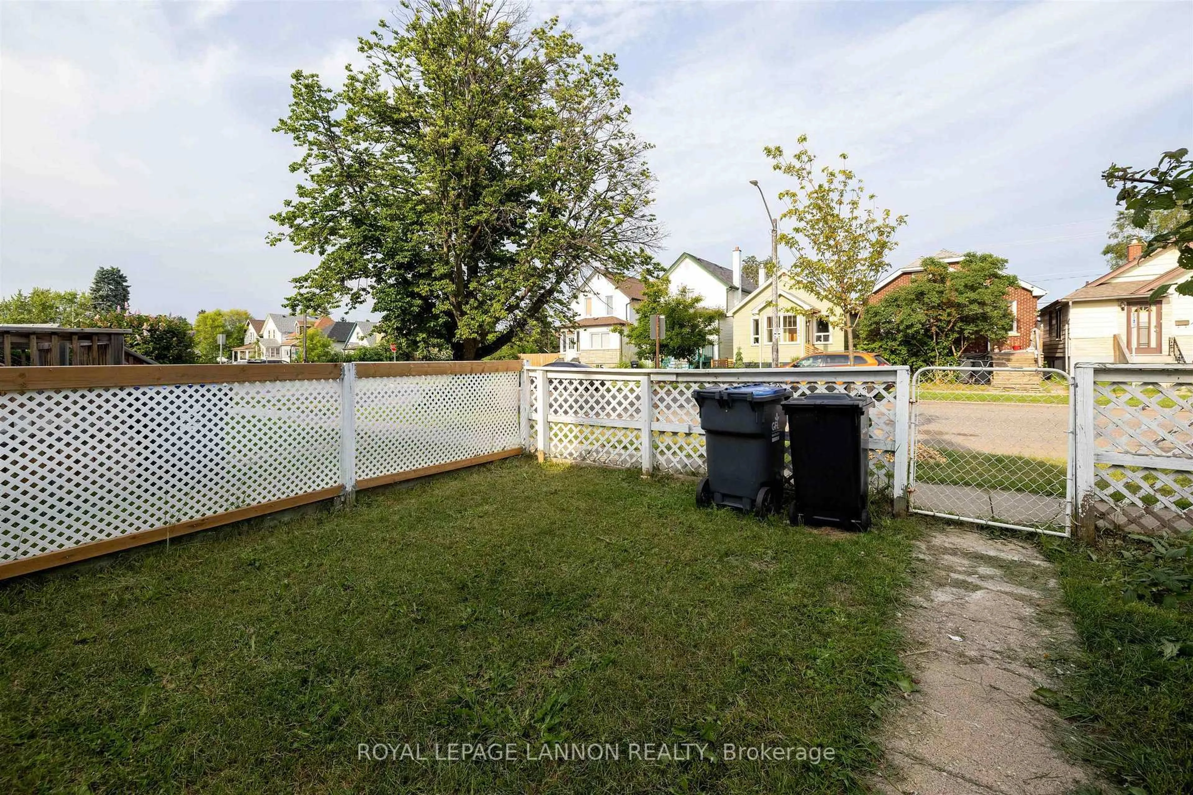 A pic from outside/outdoor area/front of a property/back of a property/a pic from drone, street for 607 WILEY St, Thunder Bay Ontario P7C 3N6