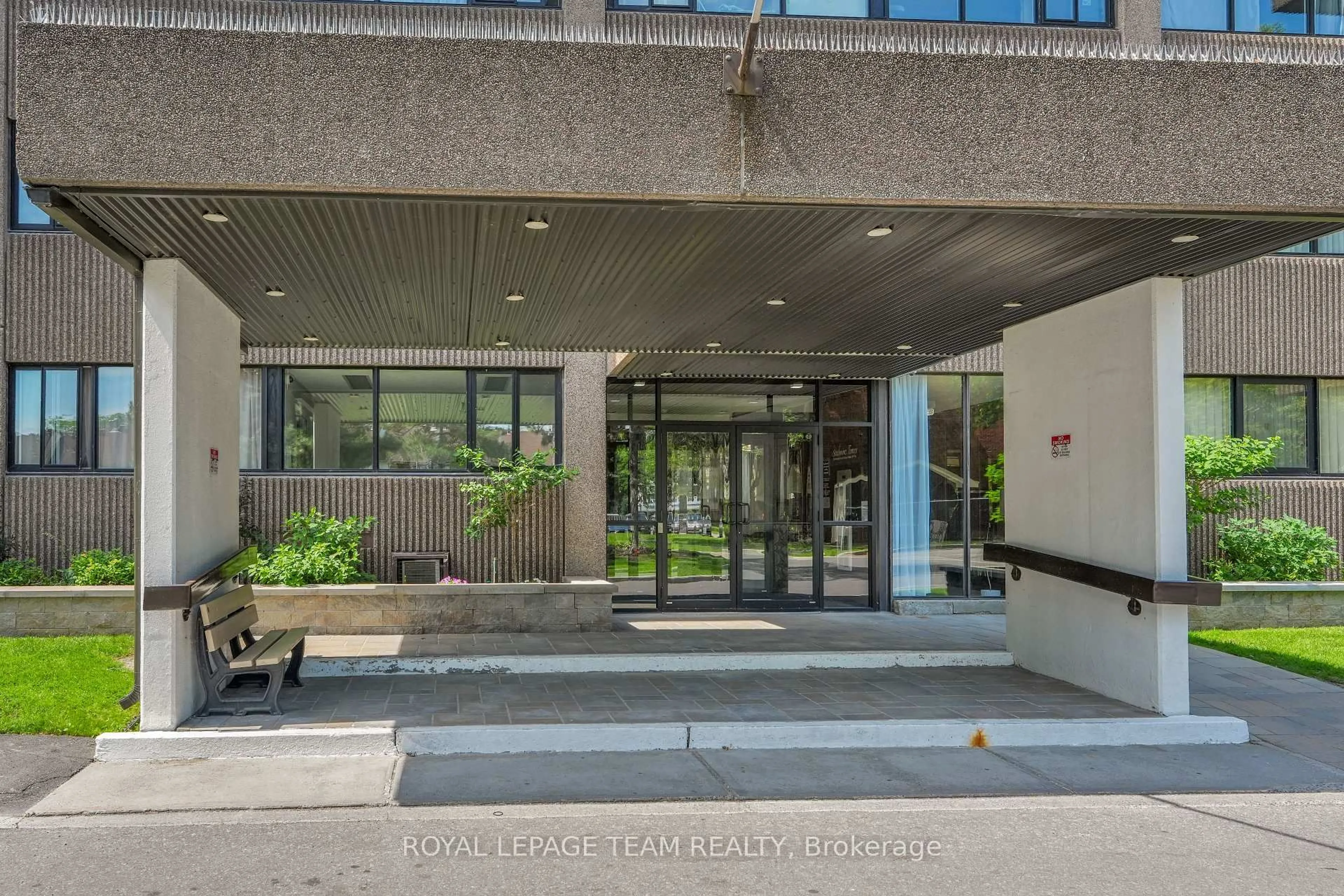 Indoor foyer for 3360 Southgate Rd #104, Ottawa Ontario K1V 9A6