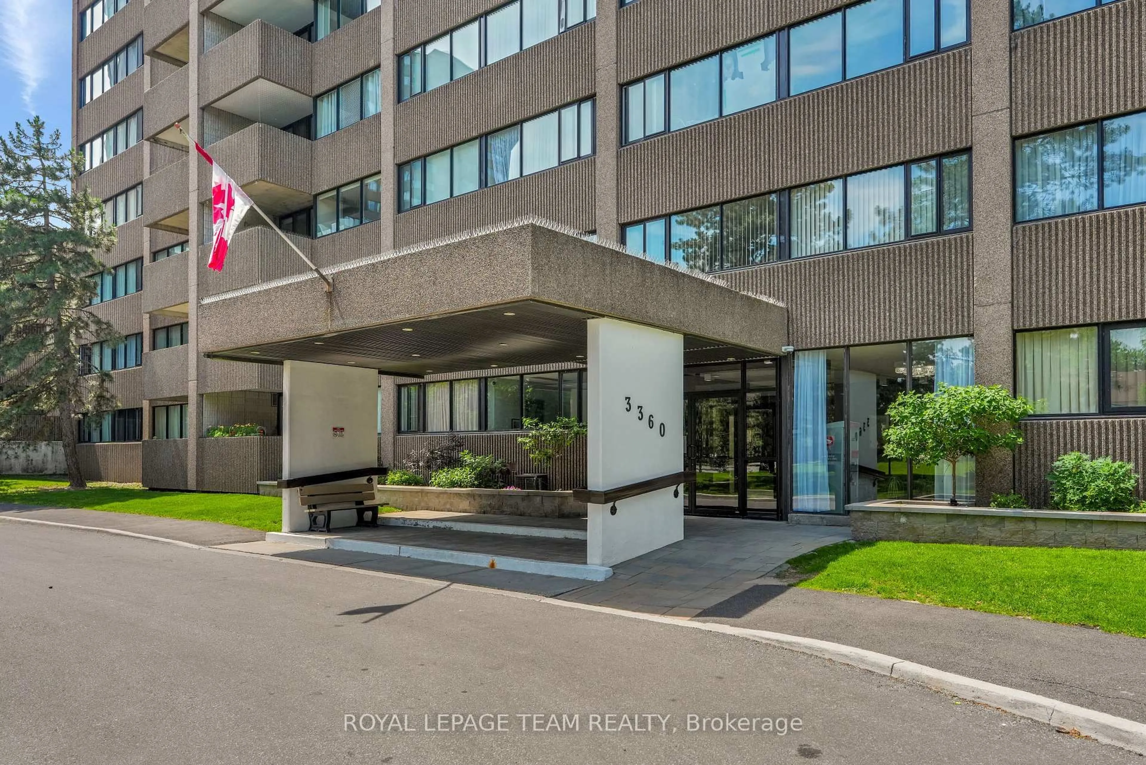 Indoor foyer for 3360 Southgate Rd #104, Ottawa Ontario K1V 9A6