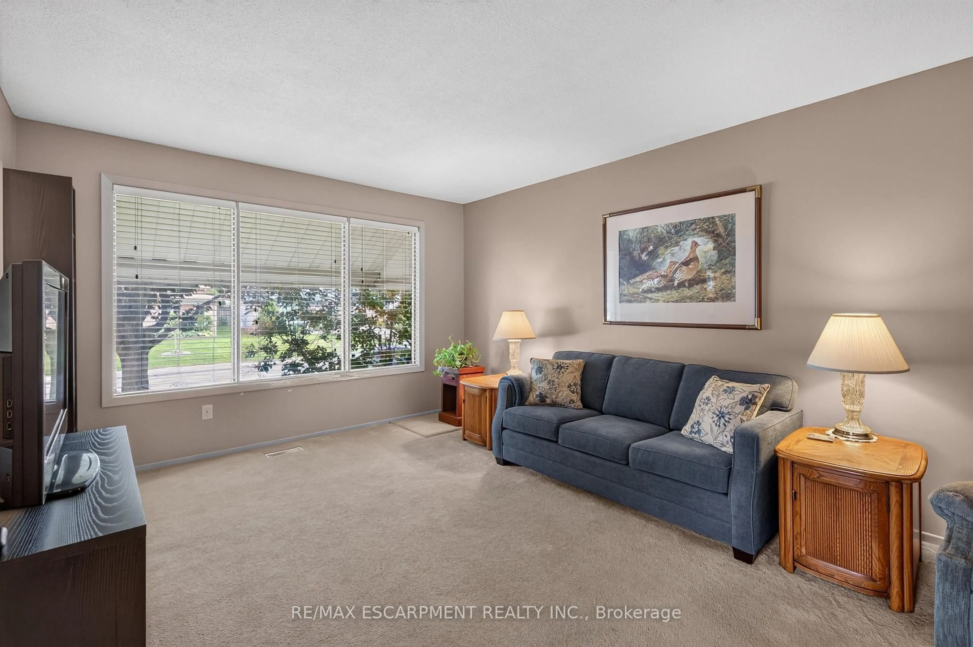 Living room with furniture, carpet floor for 28 Boston Cres, Hamilton Ontario L8T 4N2