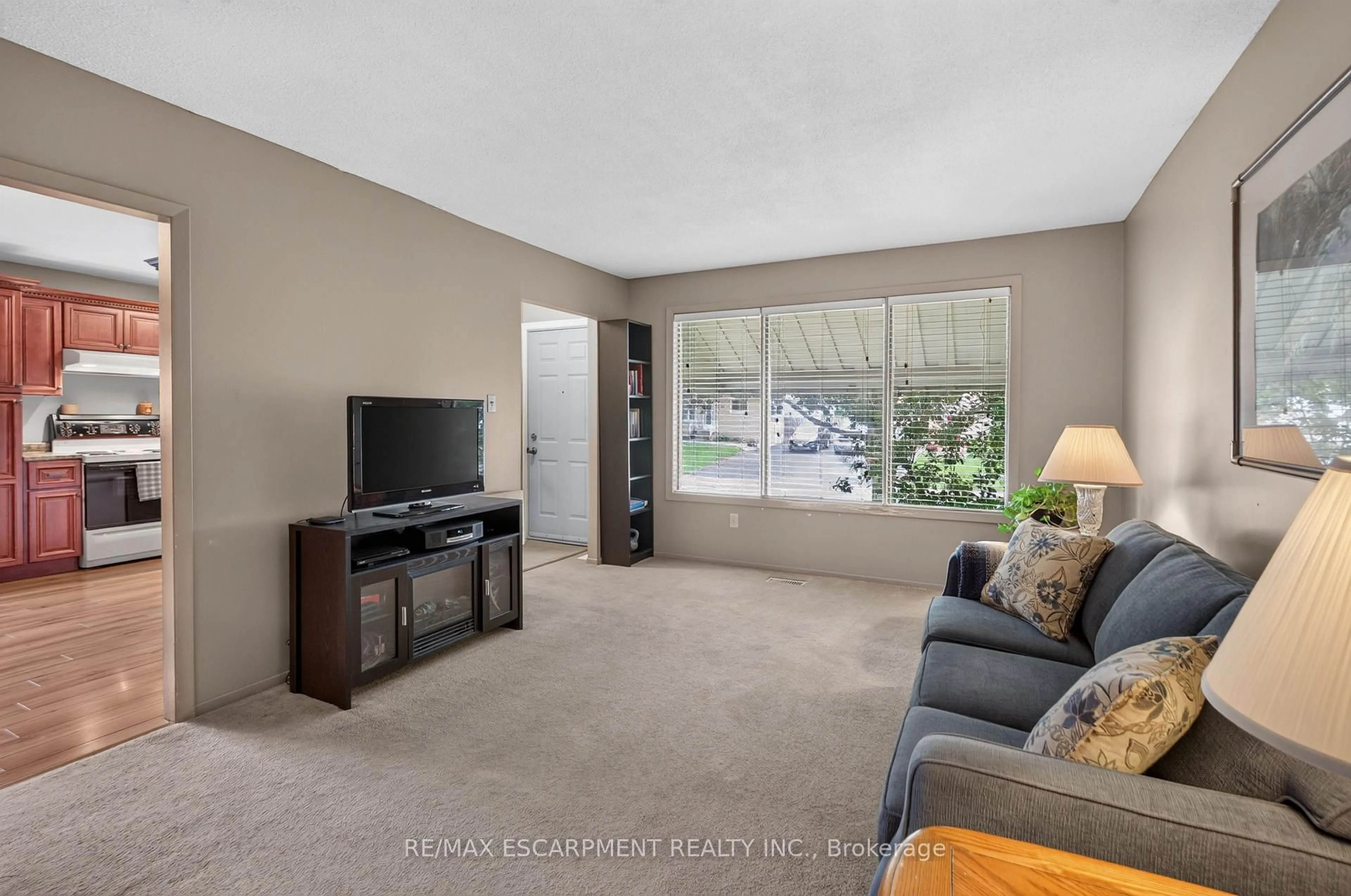 Living room with furniture, carpet floor for 28 Boston Cres, Hamilton Ontario L8T 4N2
