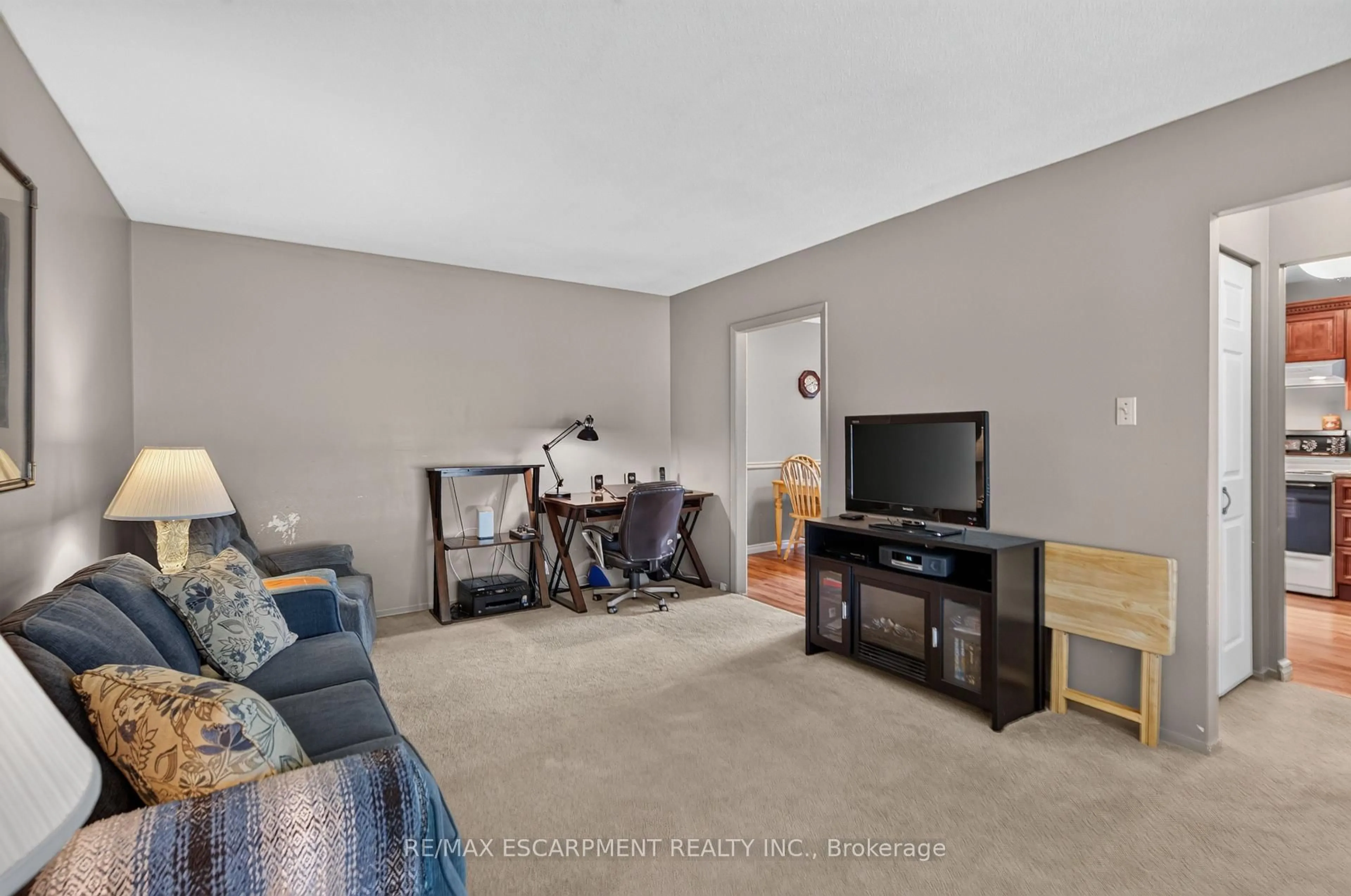 Living room with furniture, unknown for 28 Boston Cres, Hamilton Ontario L8T 4N2
