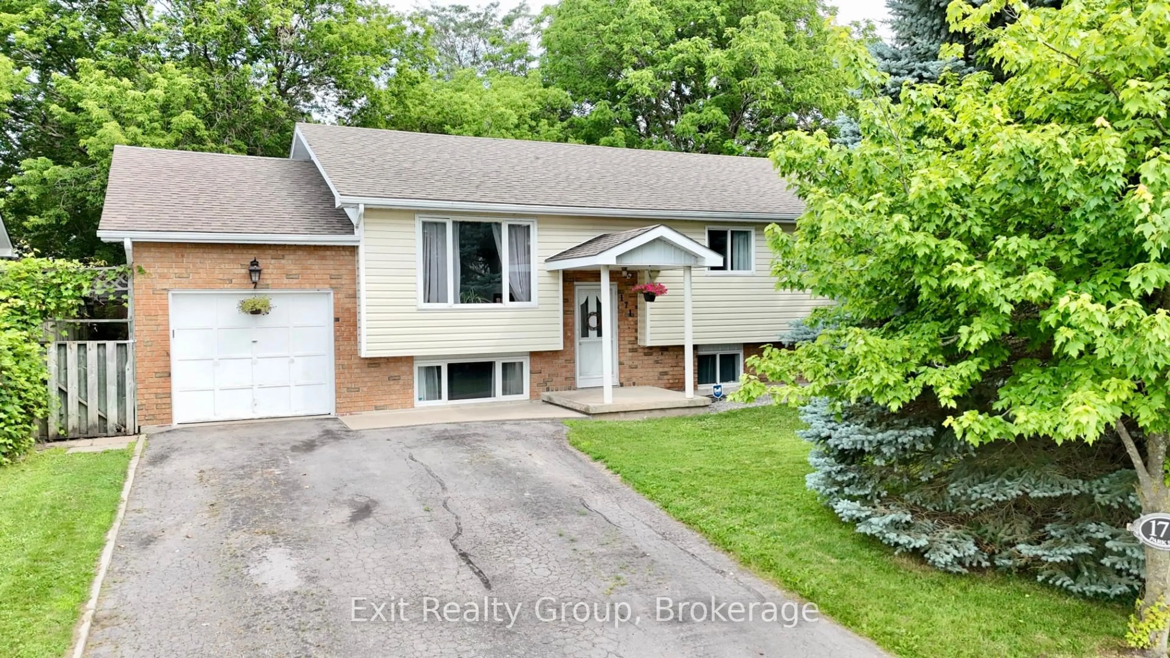 Home with vinyl exterior material, street for 171 Park St, Deseronto Ontario K0K 1X0
