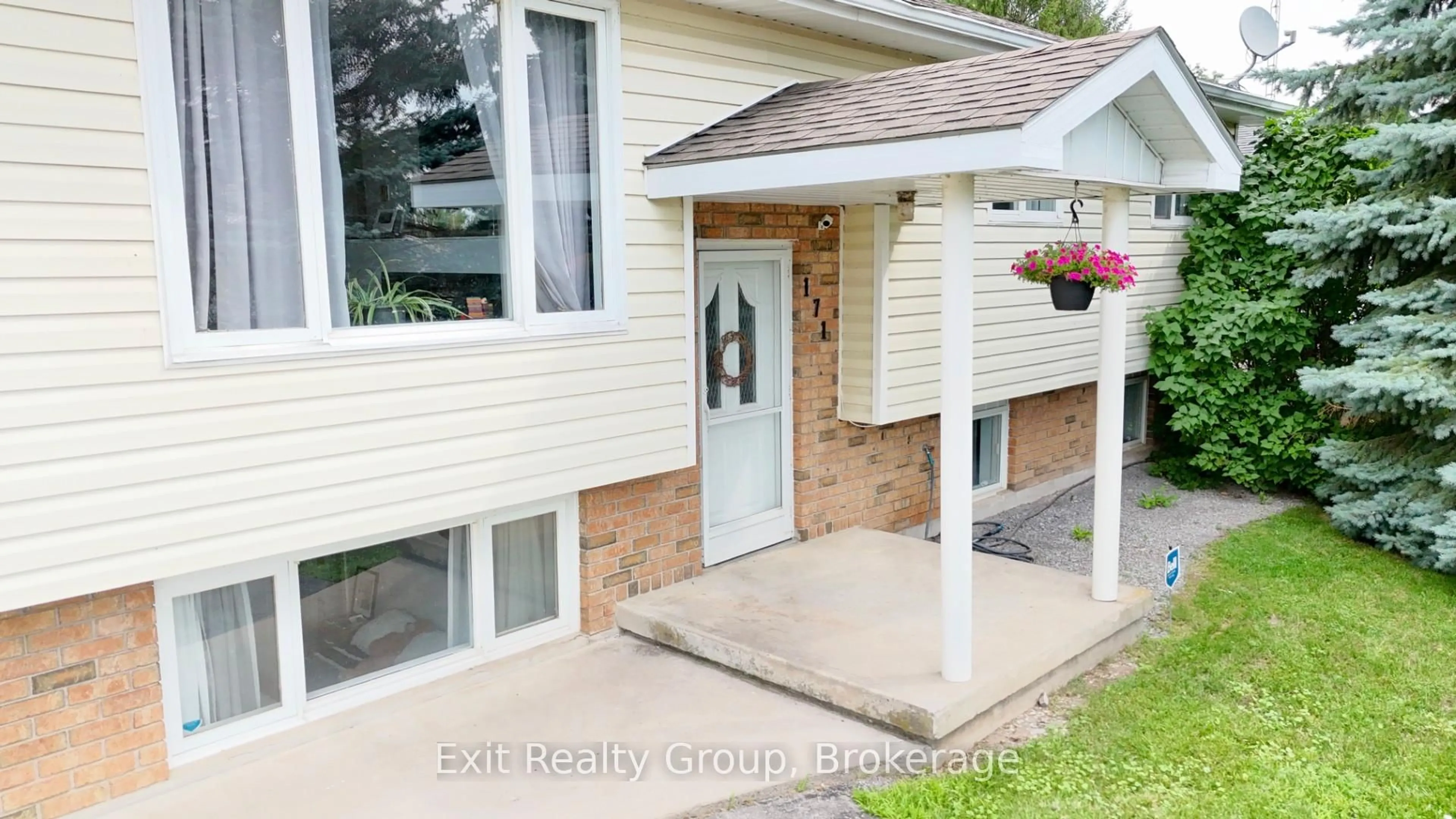 Home with vinyl exterior material, street for 171 Park St, Deseronto Ontario K0K 1X0