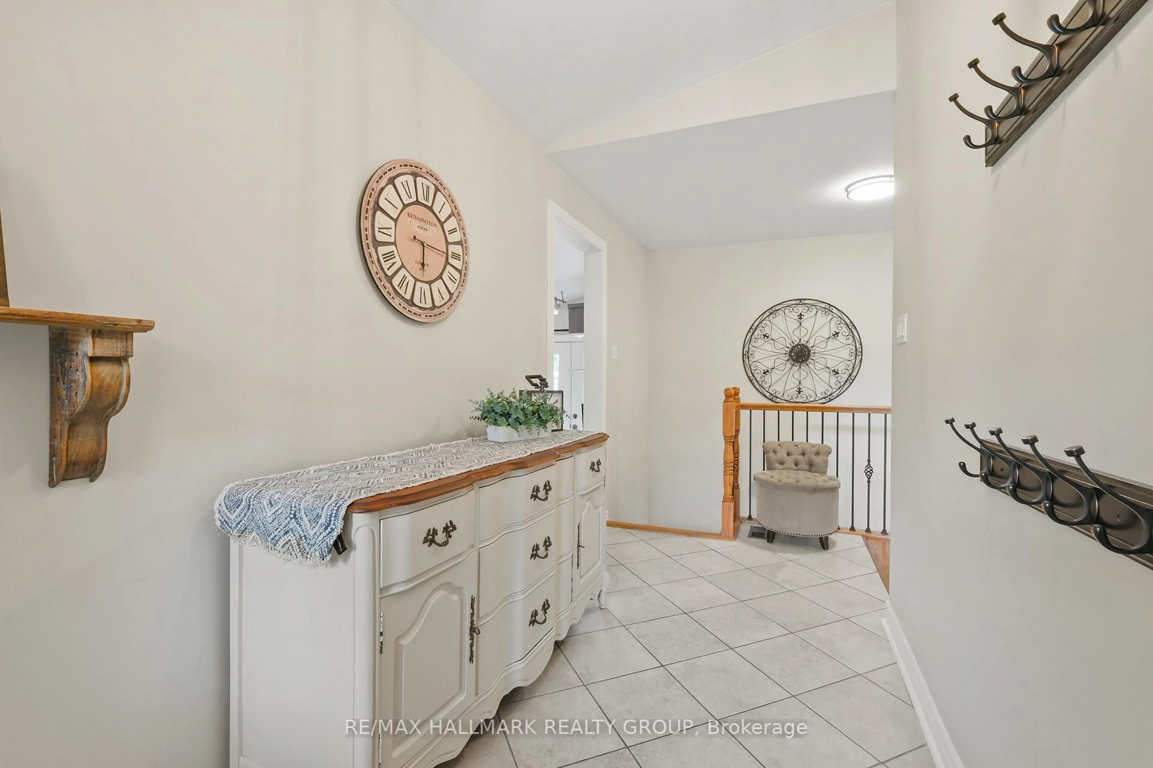Indoor entryway for 155 Banning Rd, Ottawa Ontario K2L 1C5