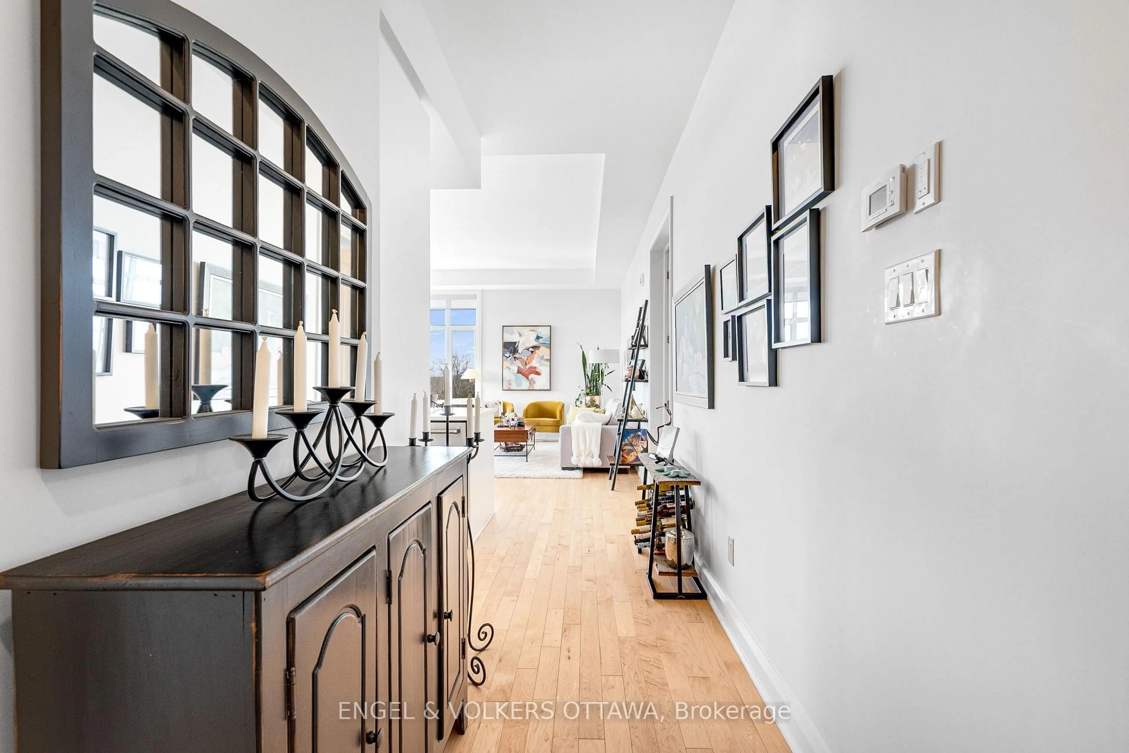 Indoor entryway for 110 Cortile Private #402, Ottawa Ontario K1V 2S8