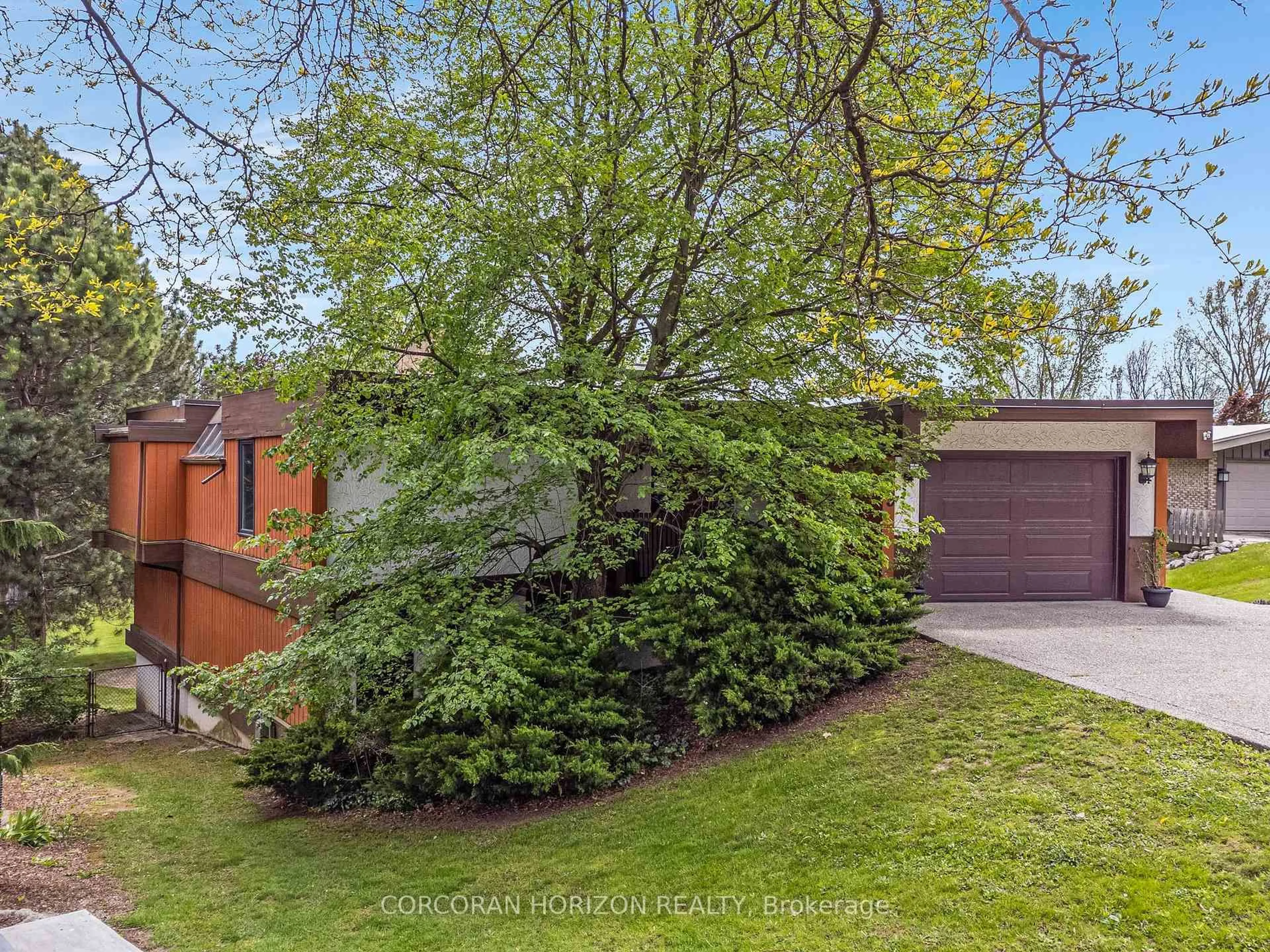 A pic from outside/outdoor area/front of a property/back of a property/a pic from drone, street for 565 Fountain St, Cambridge Ontario N3H 1J2