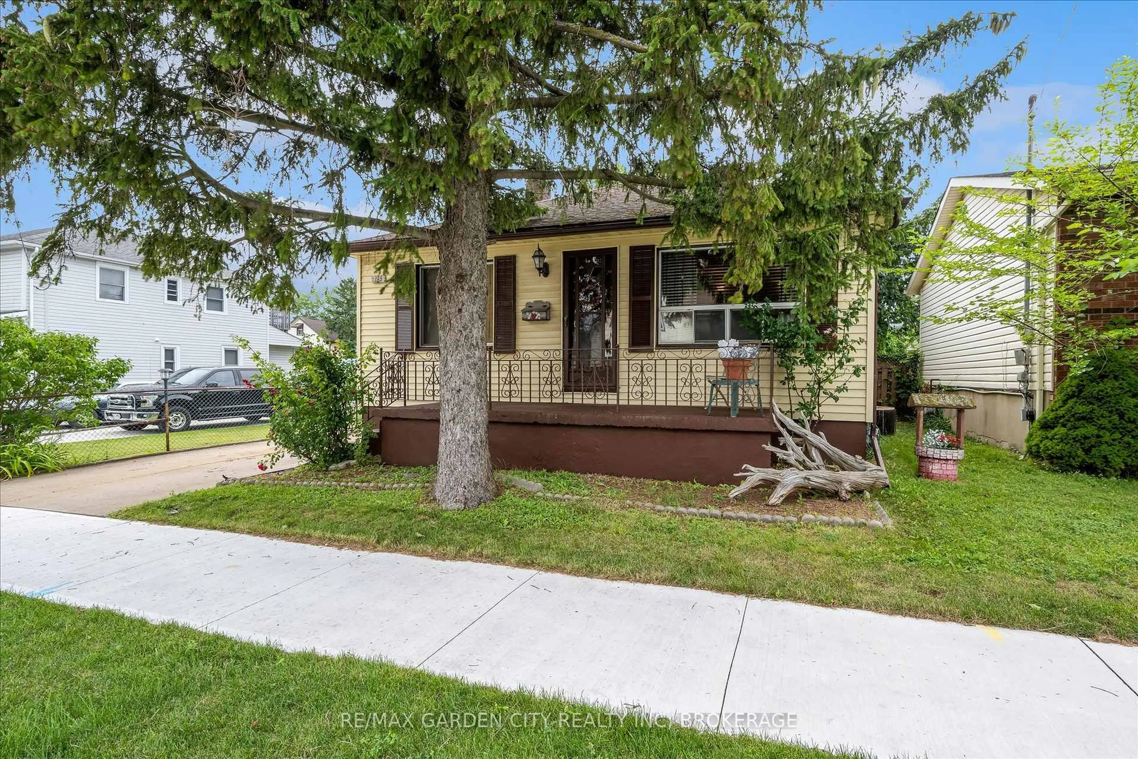 Unknown for 165 Pine St, Thorold Ontario L2V 3M5