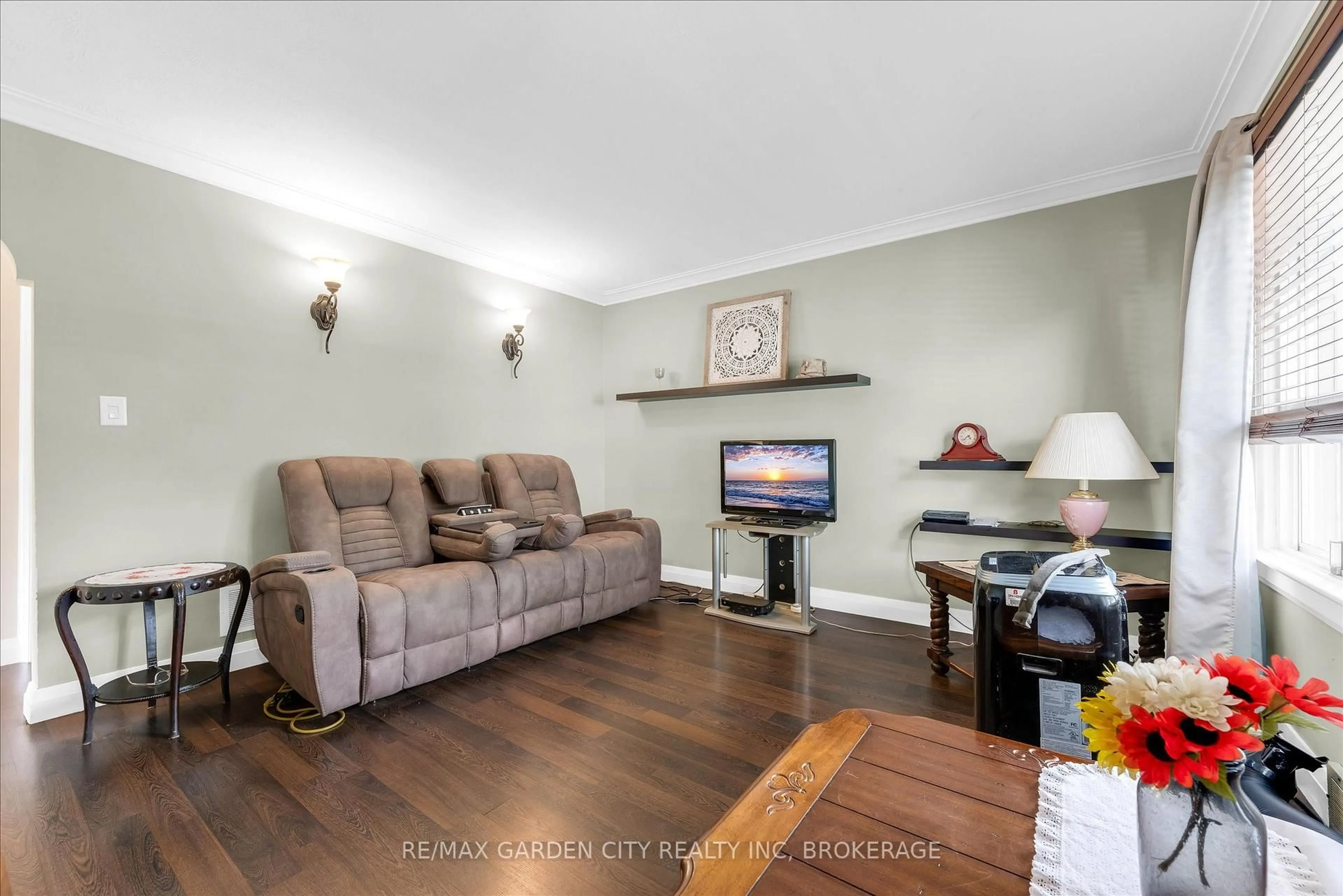 Living room with furniture, unknown for 165 Pine St, Thorold Ontario L2V 3M5