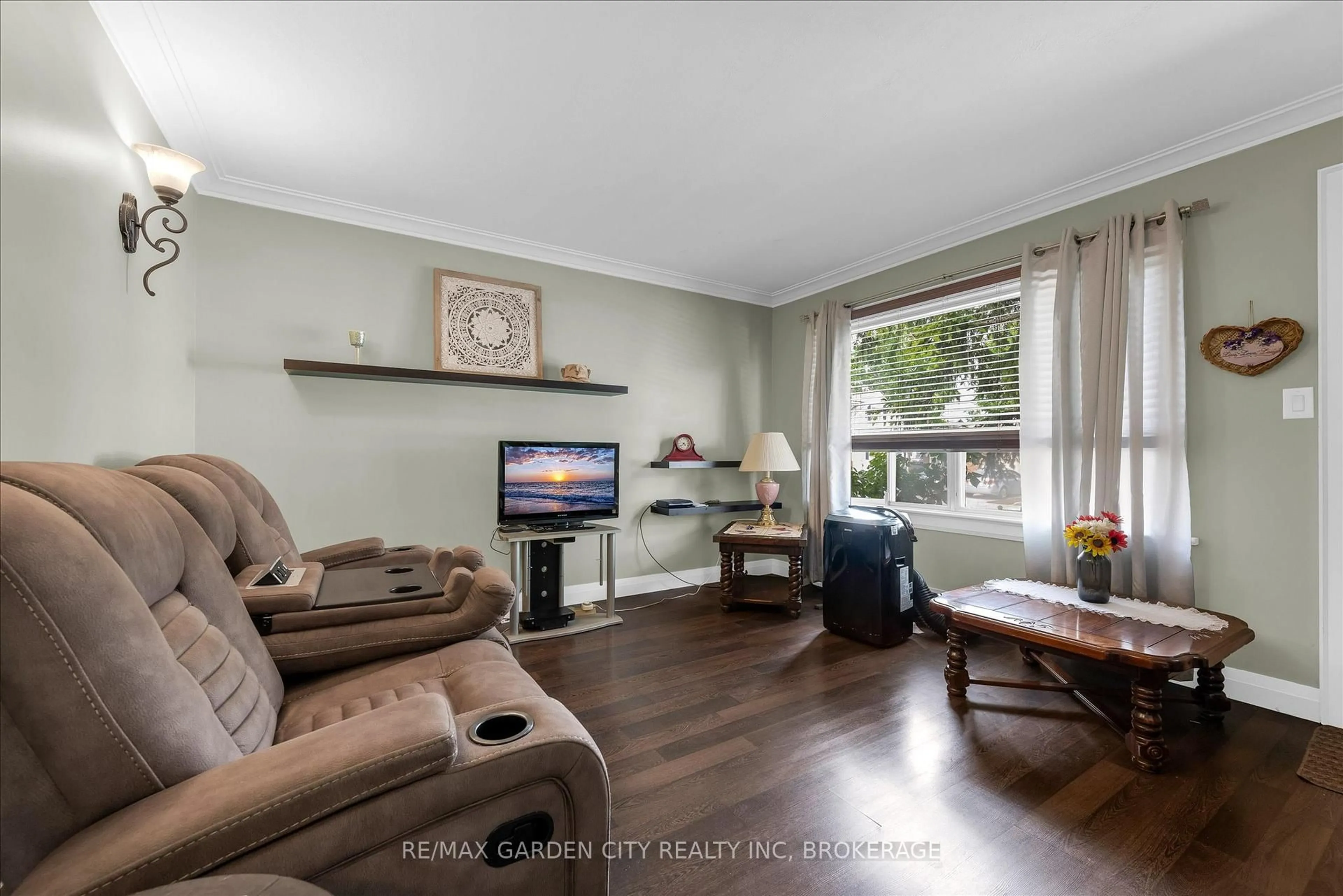 Living room with furniture, wood/laminate floor for 165 Pine St, Thorold Ontario L2V 3M5
