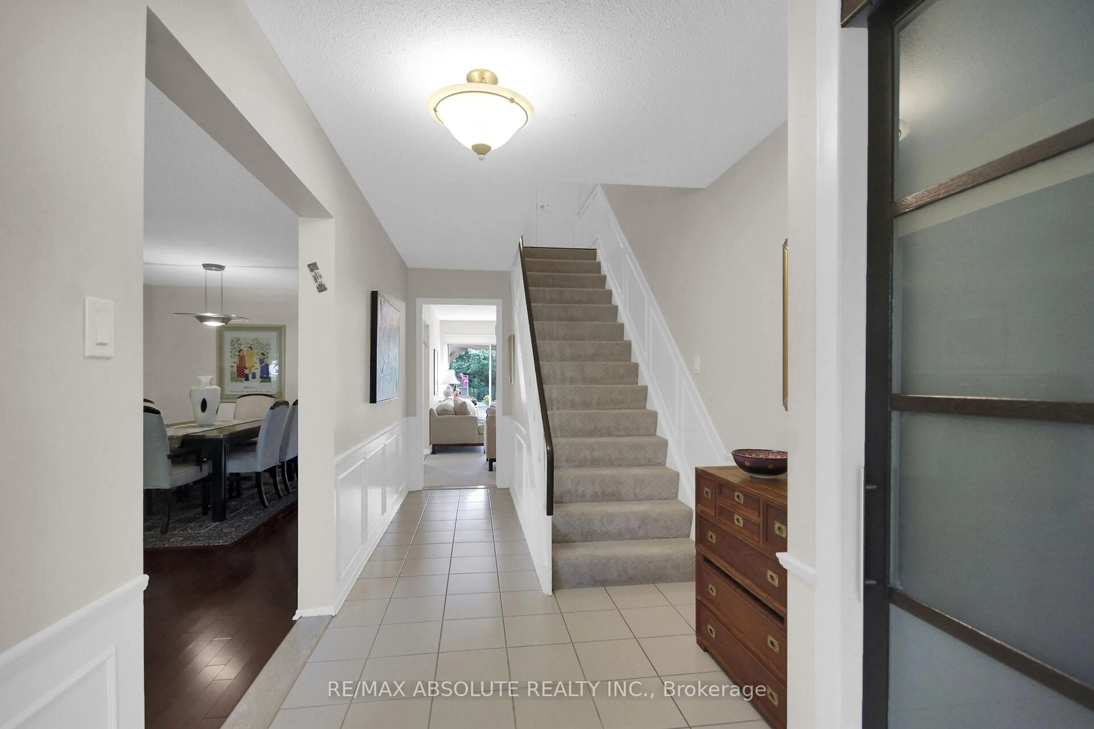 Indoor entryway for 79 Shoreham Ave, Ottawa Ontario K2G 3X3