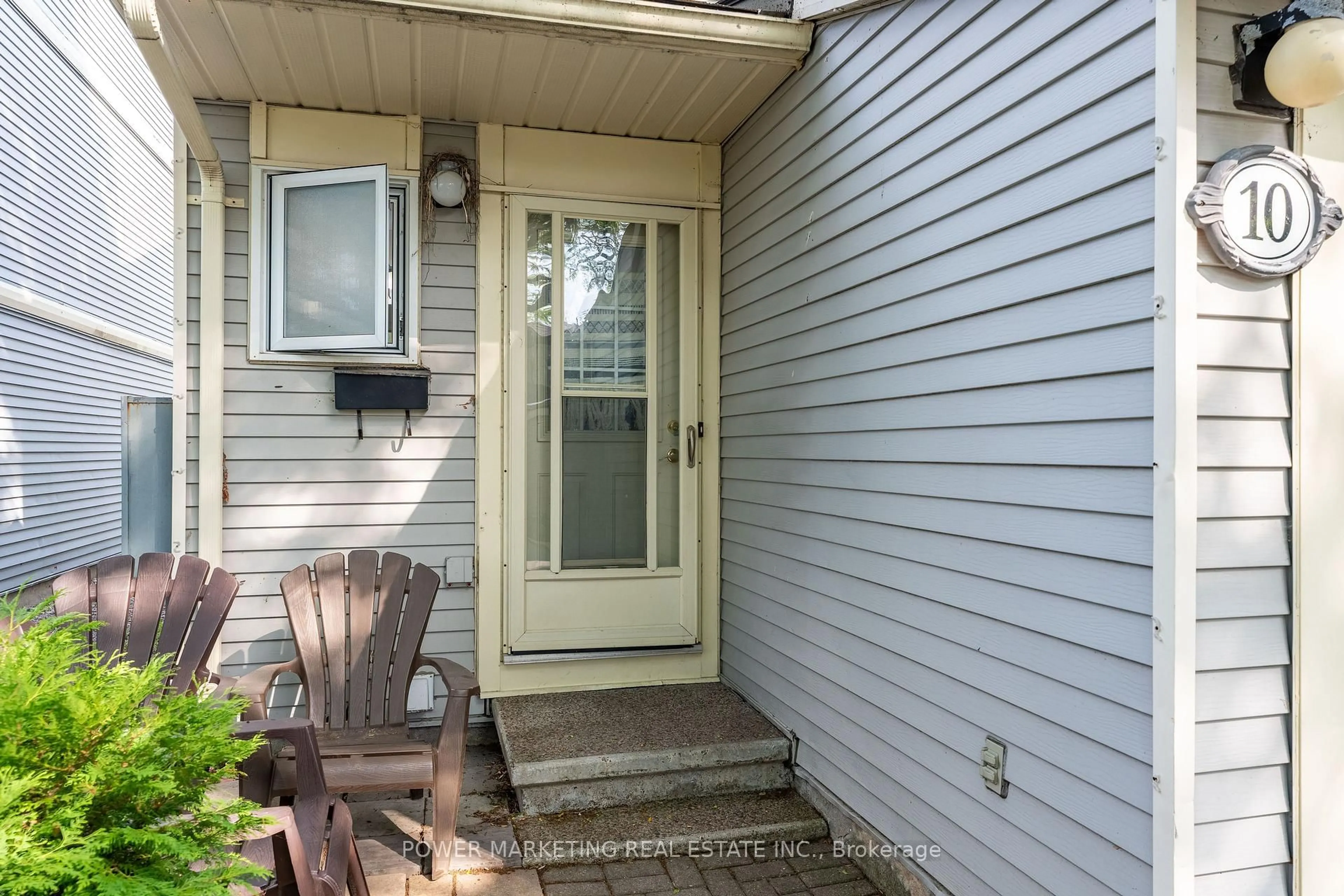 Indoor entryway for 10 BUJOLD Crt, Kanata Ontario K2L 3N6