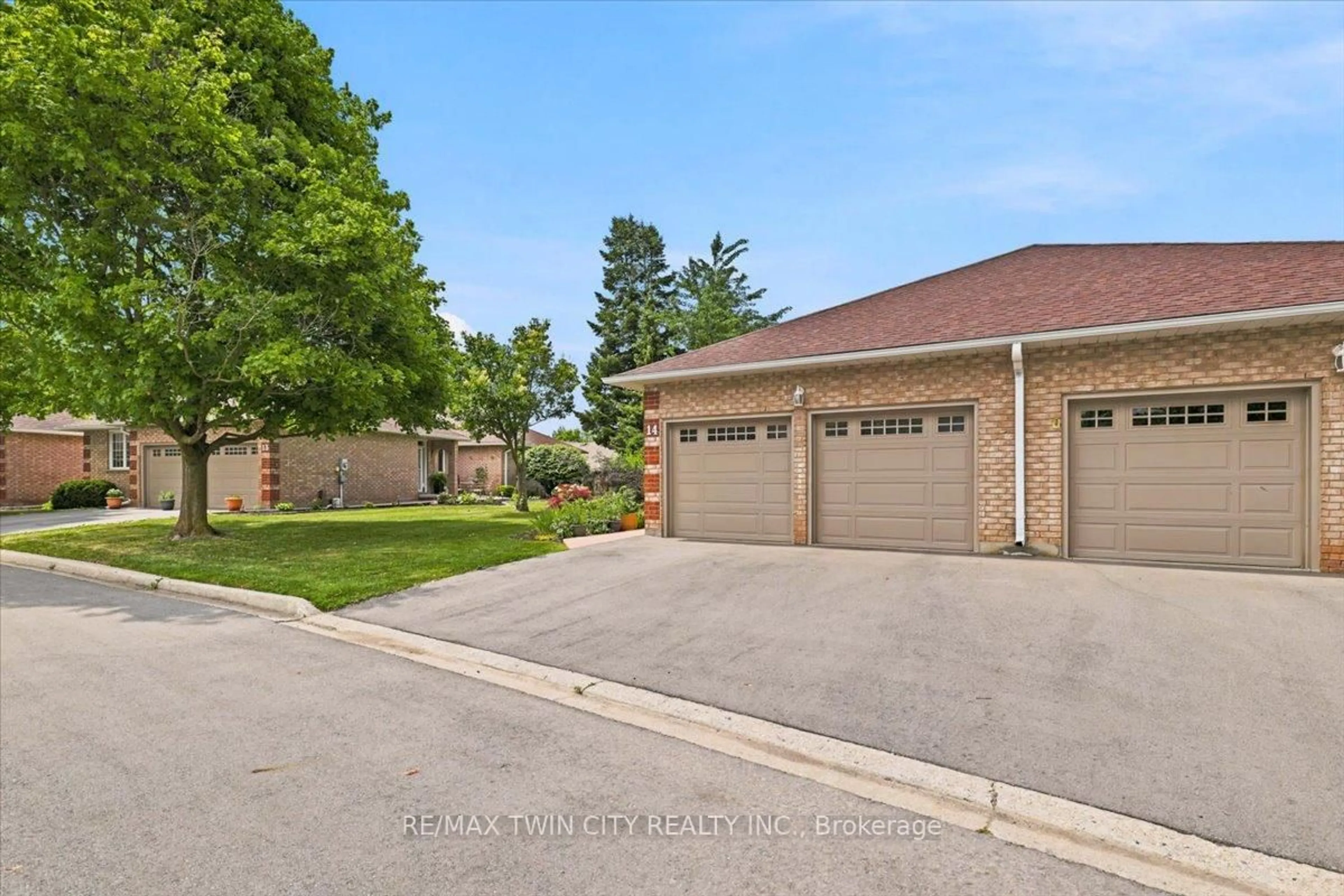 A pic from outside/outdoor area/front of a property/back of a property/a pic from drone, street for 75 Beasley Cres #14, Cambridge Ontario N1T 1P5