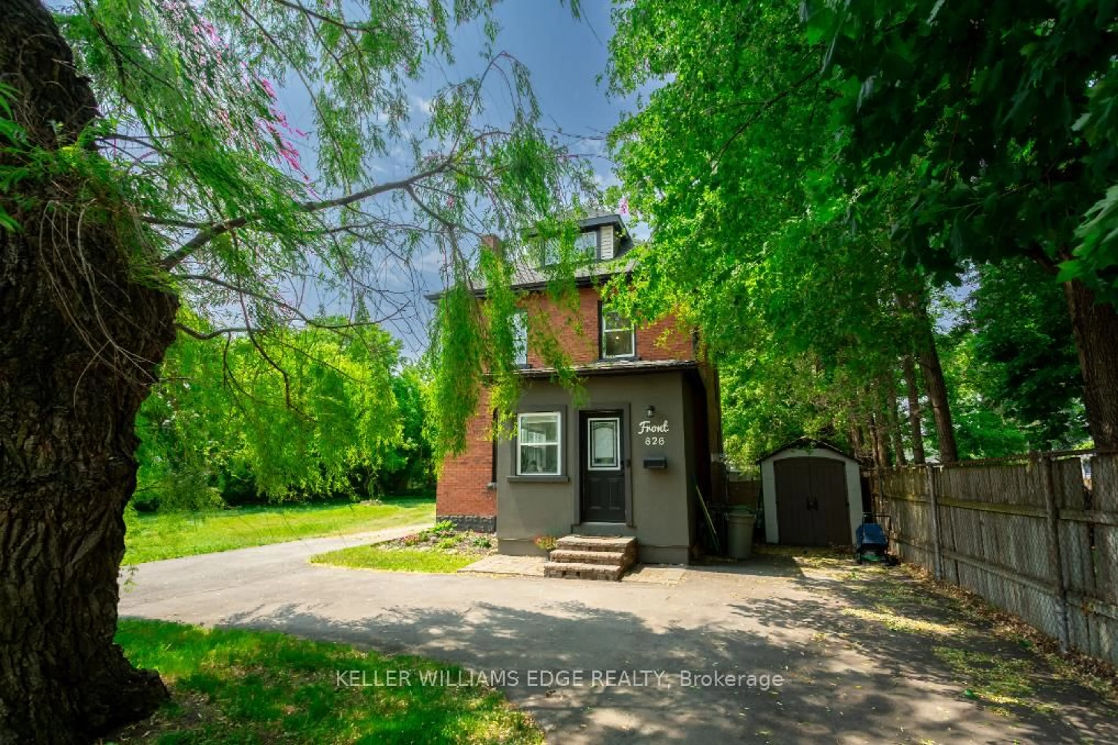 A pic from outside/outdoor area/front of a property/back of a property/a pic from drone, street for 826 Beach Blvd, Hamilton Ontario L8H 6Z4