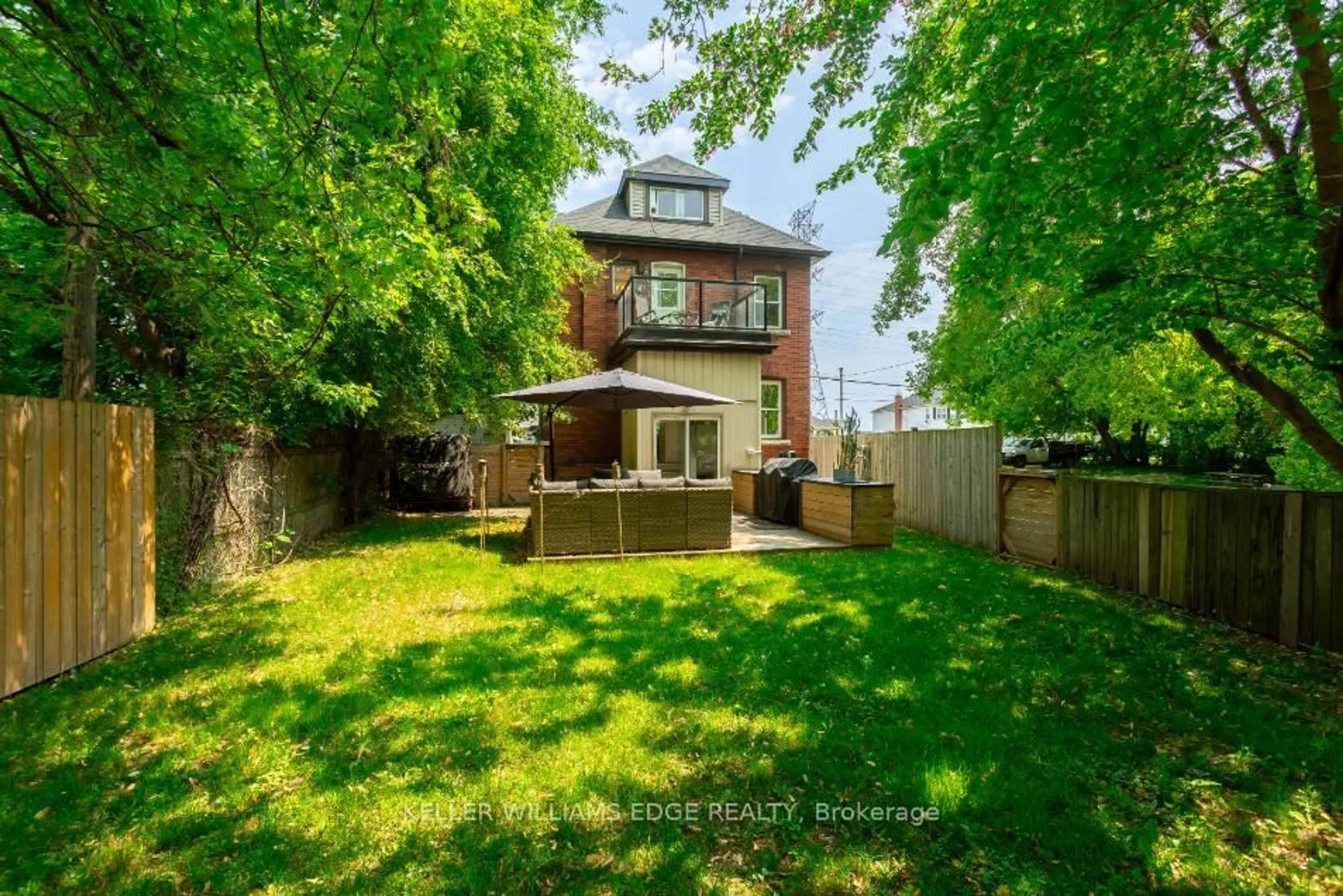 A pic from outside/outdoor area/front of a property/back of a property/a pic from drone, street for 826 Beach Blvd, Hamilton Ontario L8H 6Z4
