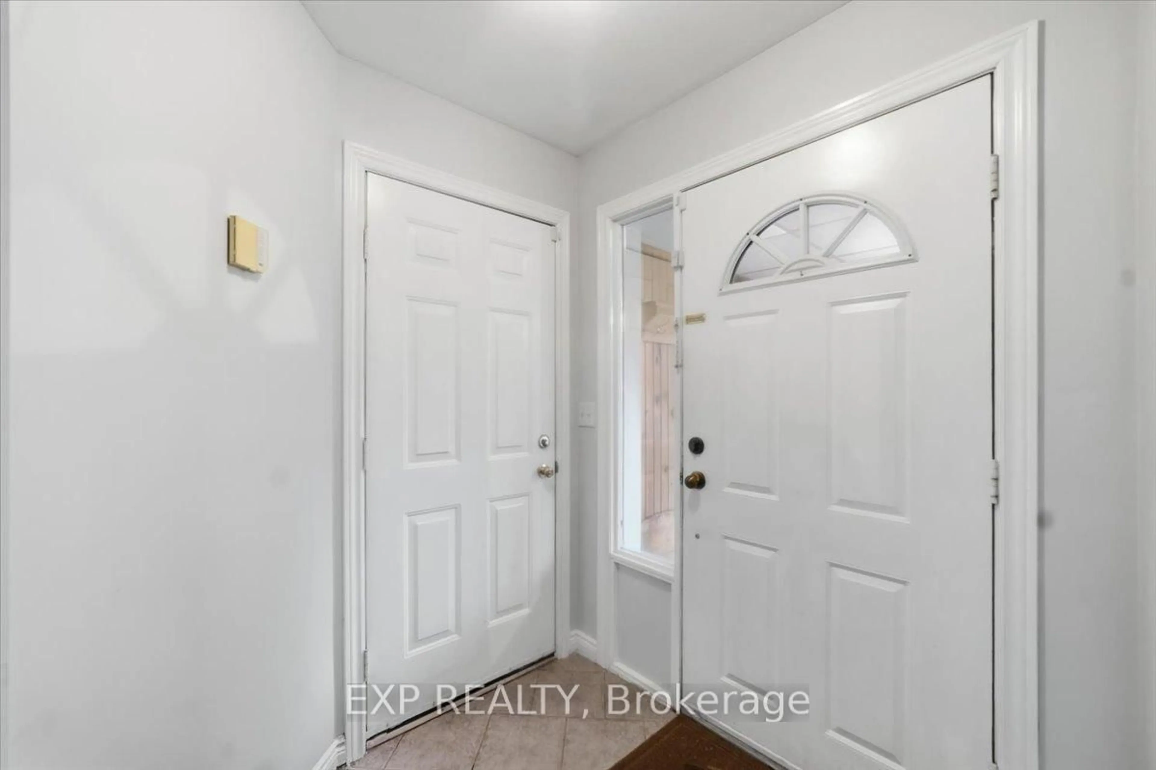 Indoor entryway for 160 Davis St, Port Colborne Ontario L3K 1Z1