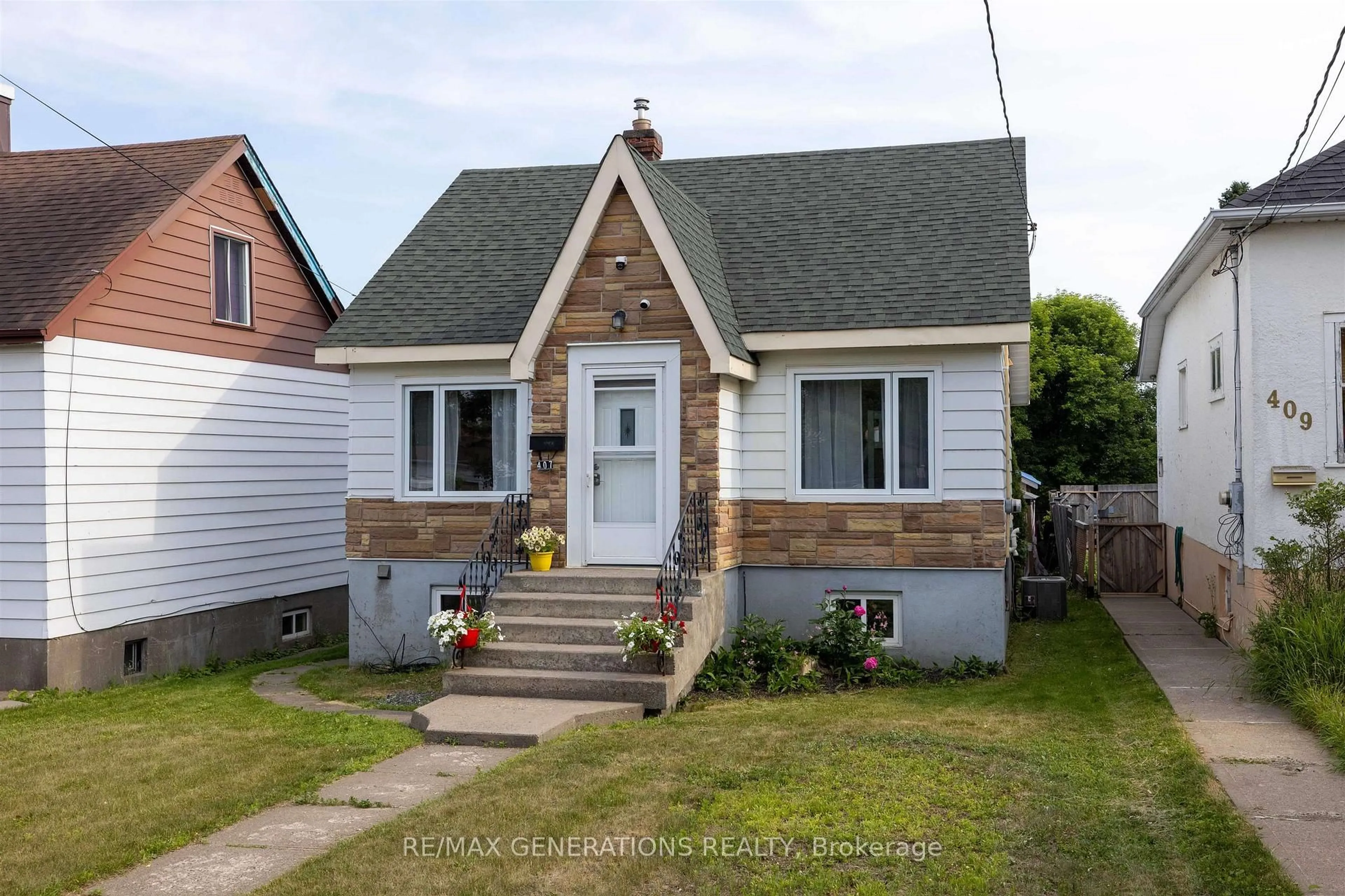 Home with brick exterior material, street for 407 Markland St, Thunder Bay Ontario P7B 2J2