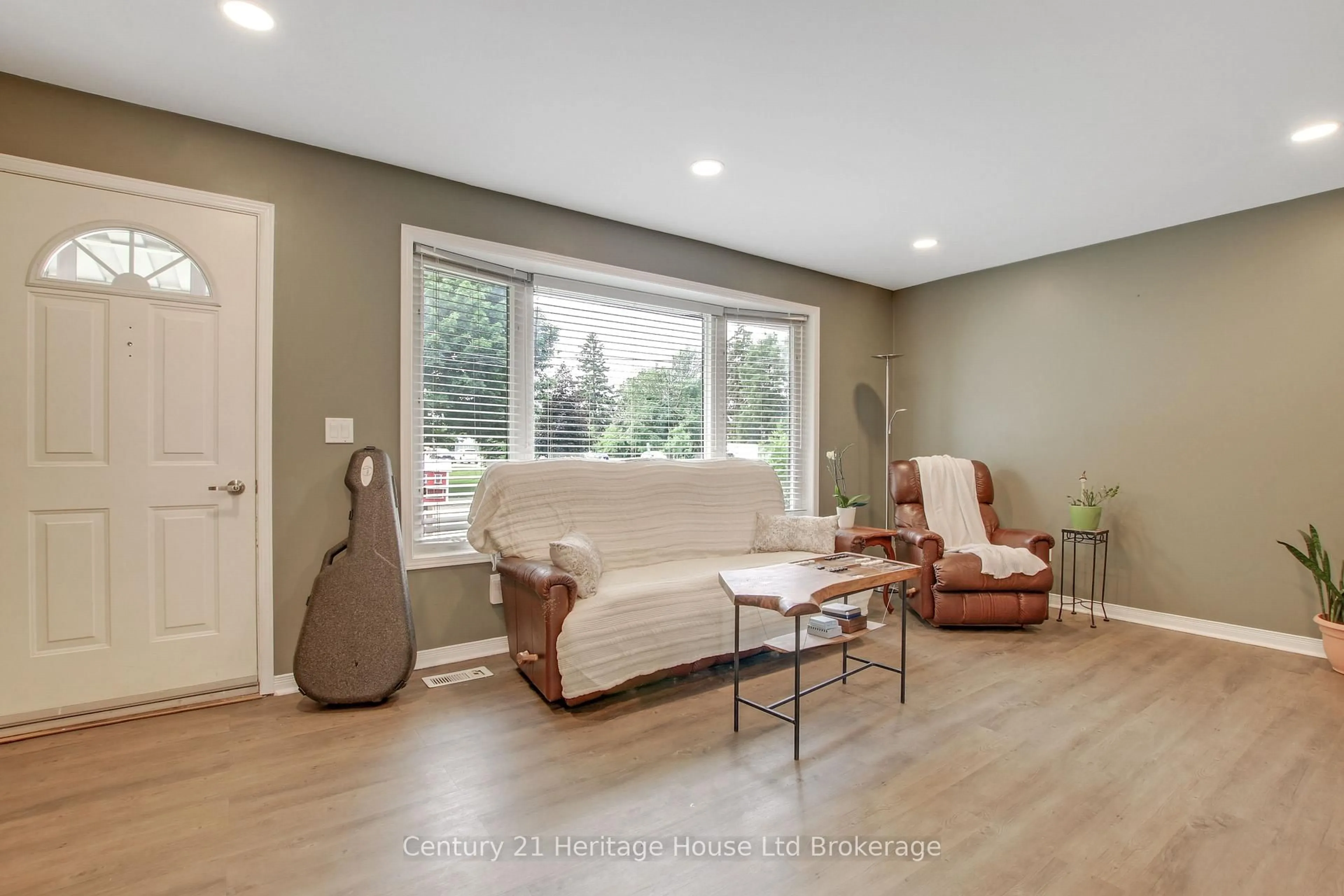 Living room with furniture, unknown for 683 College Ave, Woodstock Ontario N4S 2C6