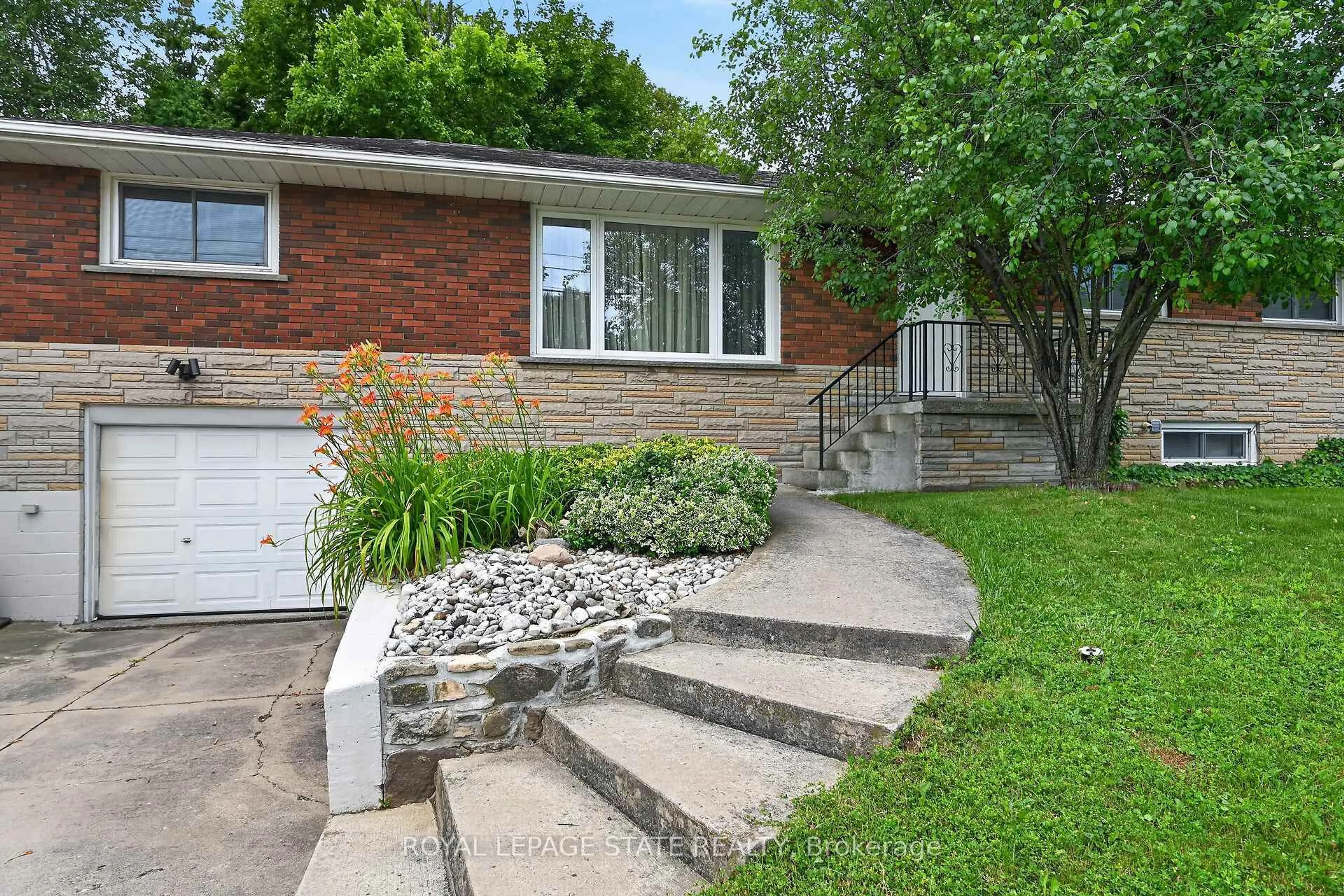 Home with brick exterior material, street for 27 Ainslie Ave, Hamilton Ontario L8S 2J5