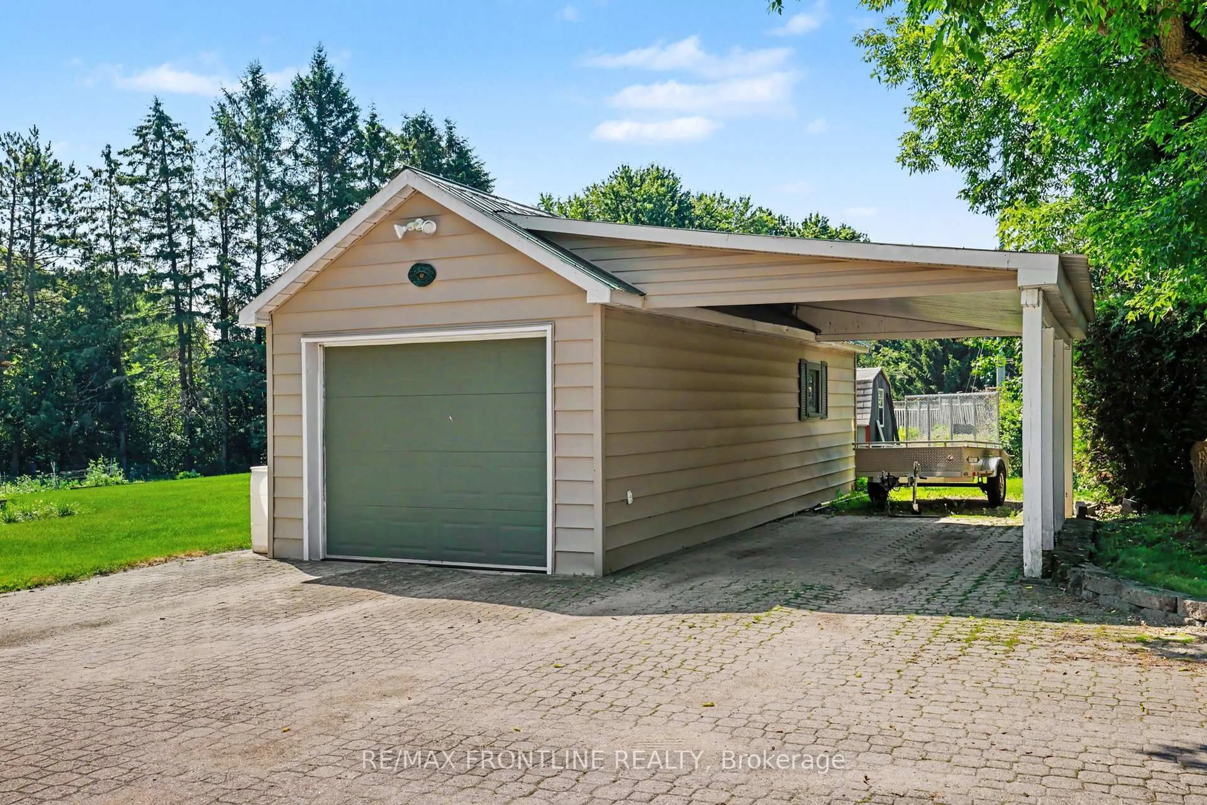 Indoor garage for 506 Glen Tay Rd, Perth Ontario K7H 3C6