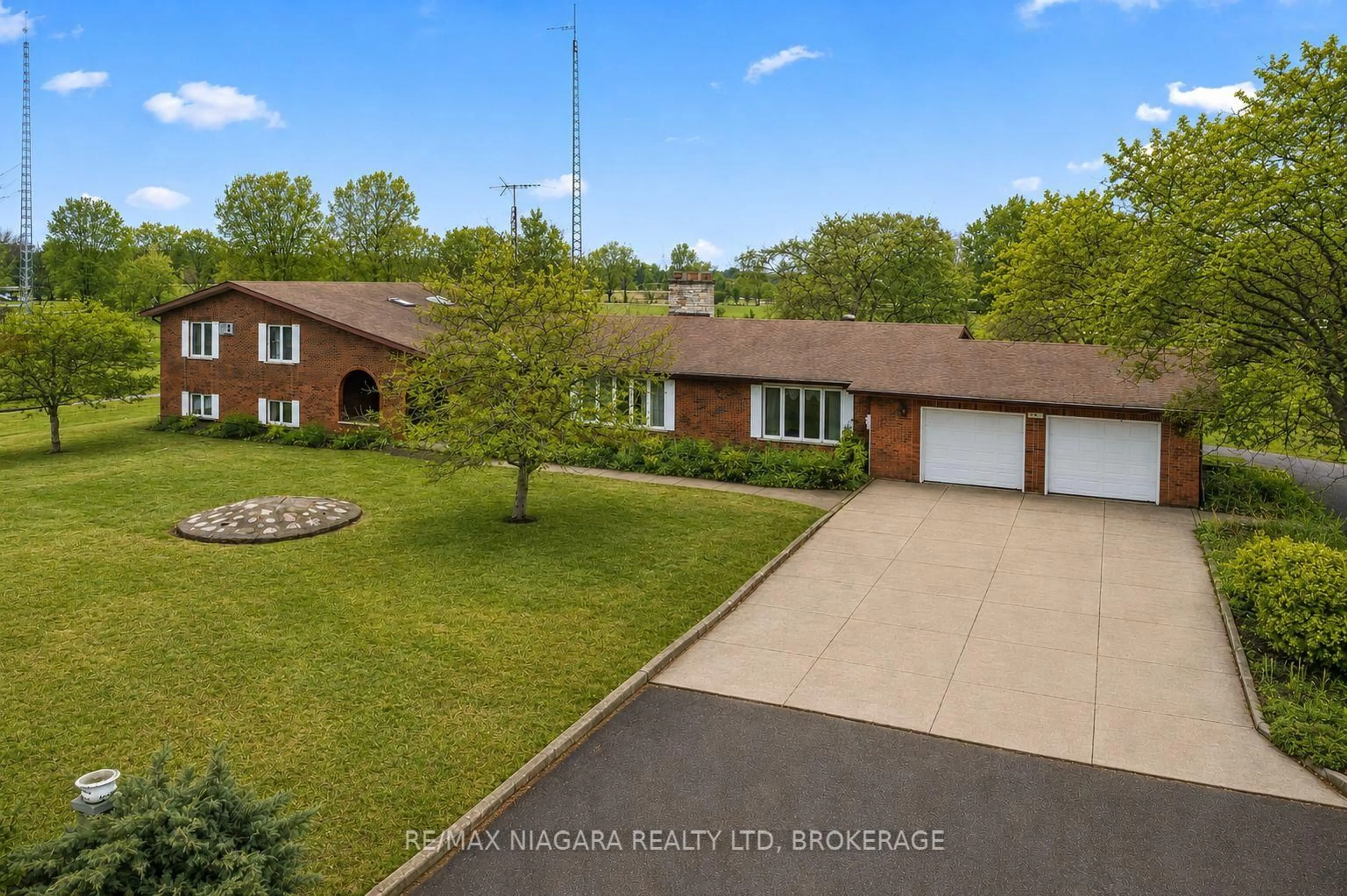 A pic from outside/outdoor area/front of a property/back of a property/a pic from drone, unknown for 11292 Golf Course Rd, Wainfleet Ontario L0S 1V0
