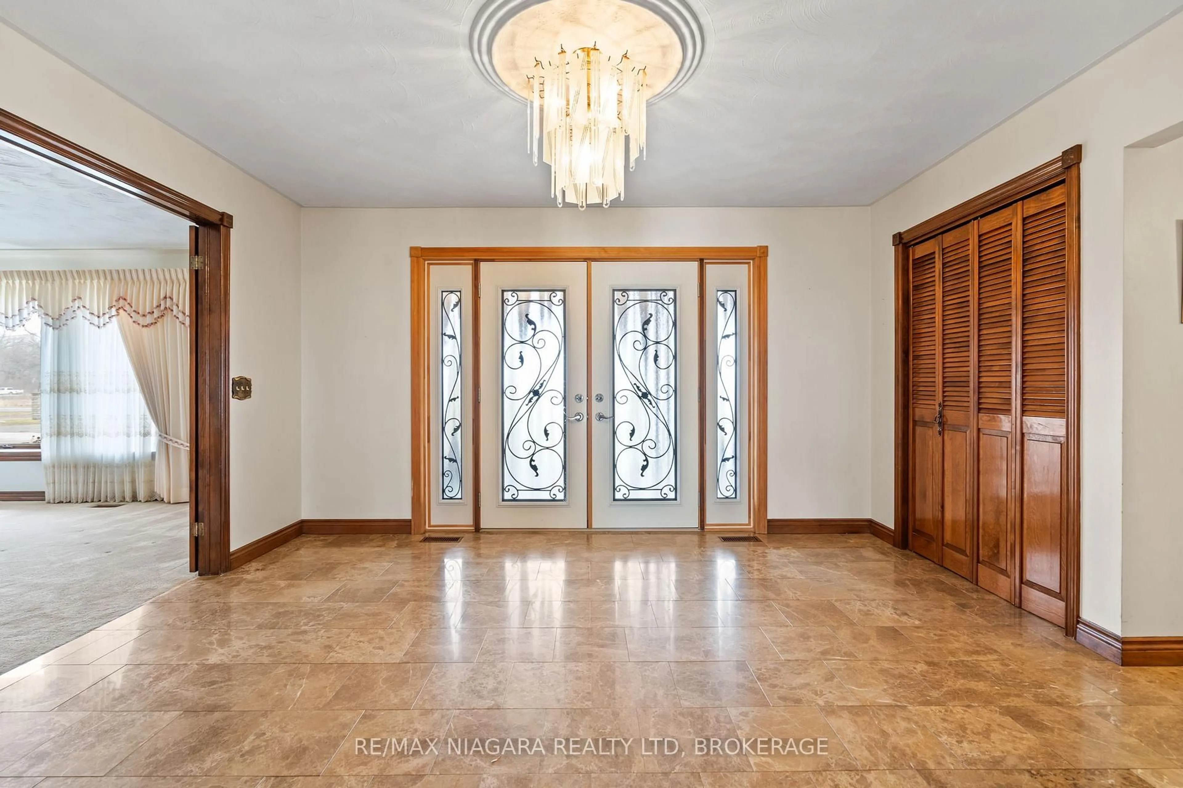 Indoor foyer for 11292 Golf Course Rd, Wainfleet Ontario L0S 1V0