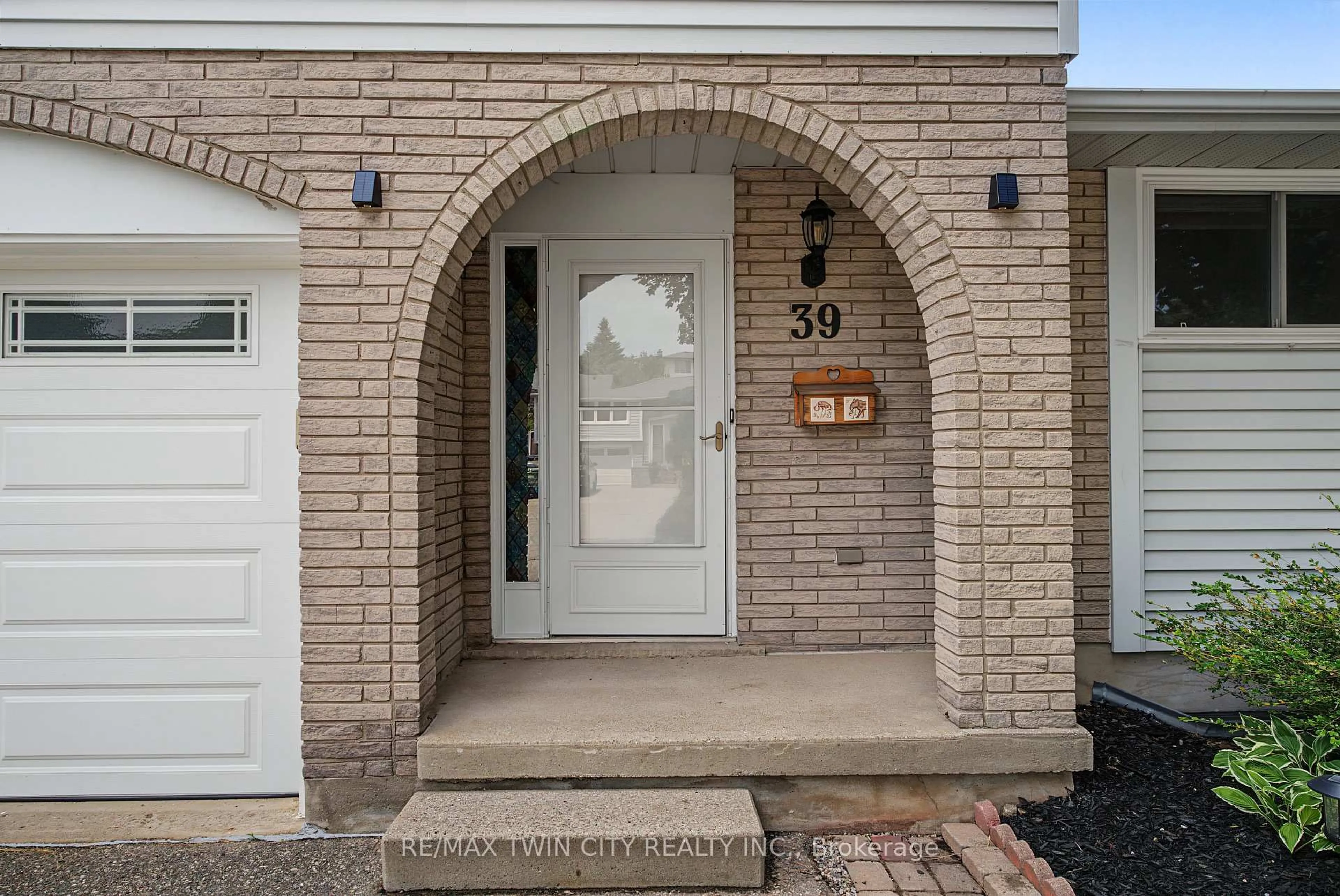 Indoor entryway for 39 Southwood Dr, Kitchener Ontario N2E 2E6
