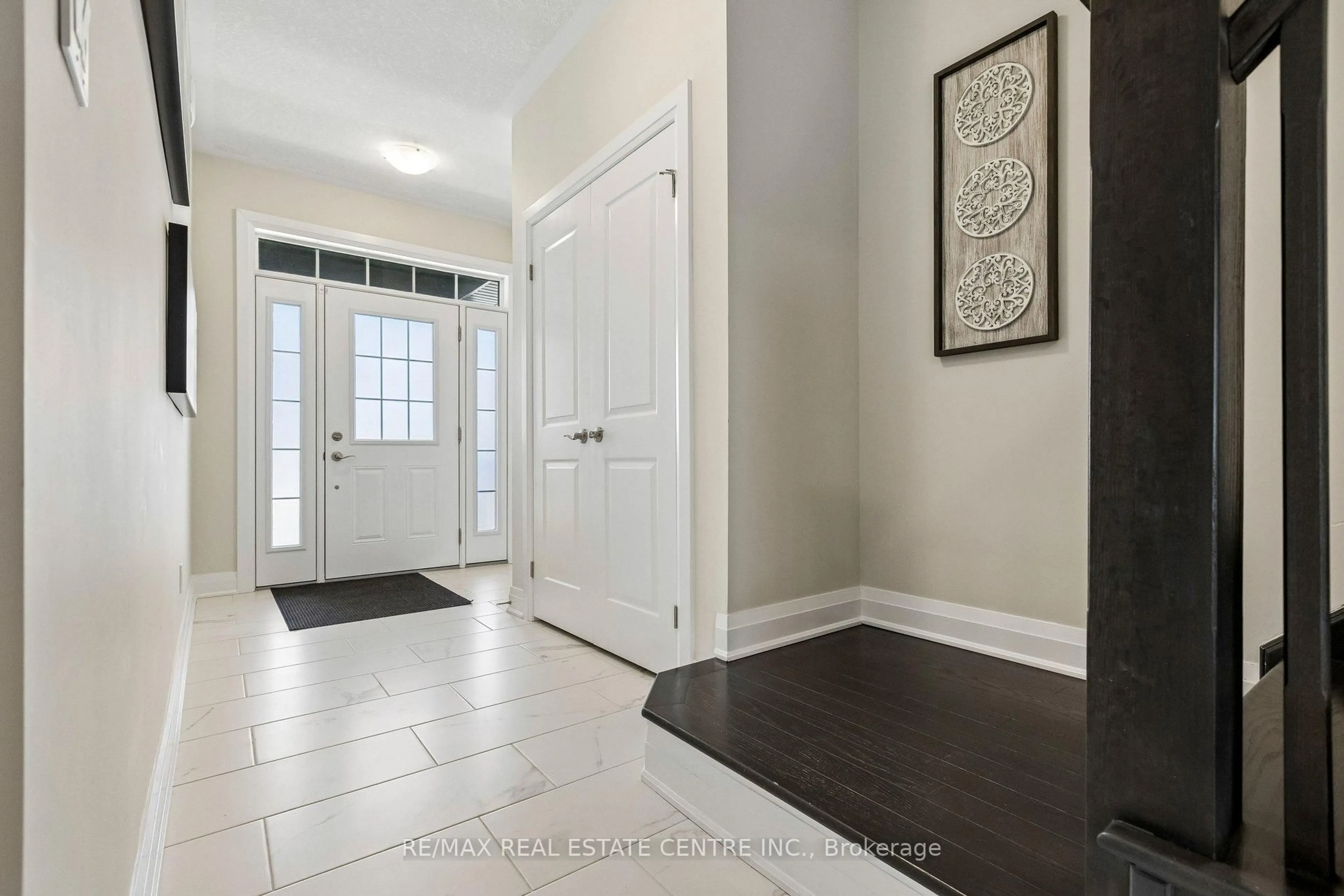Indoor entryway for 294 Chokecherry Cres, Waterloo Ontario N2V 0H1