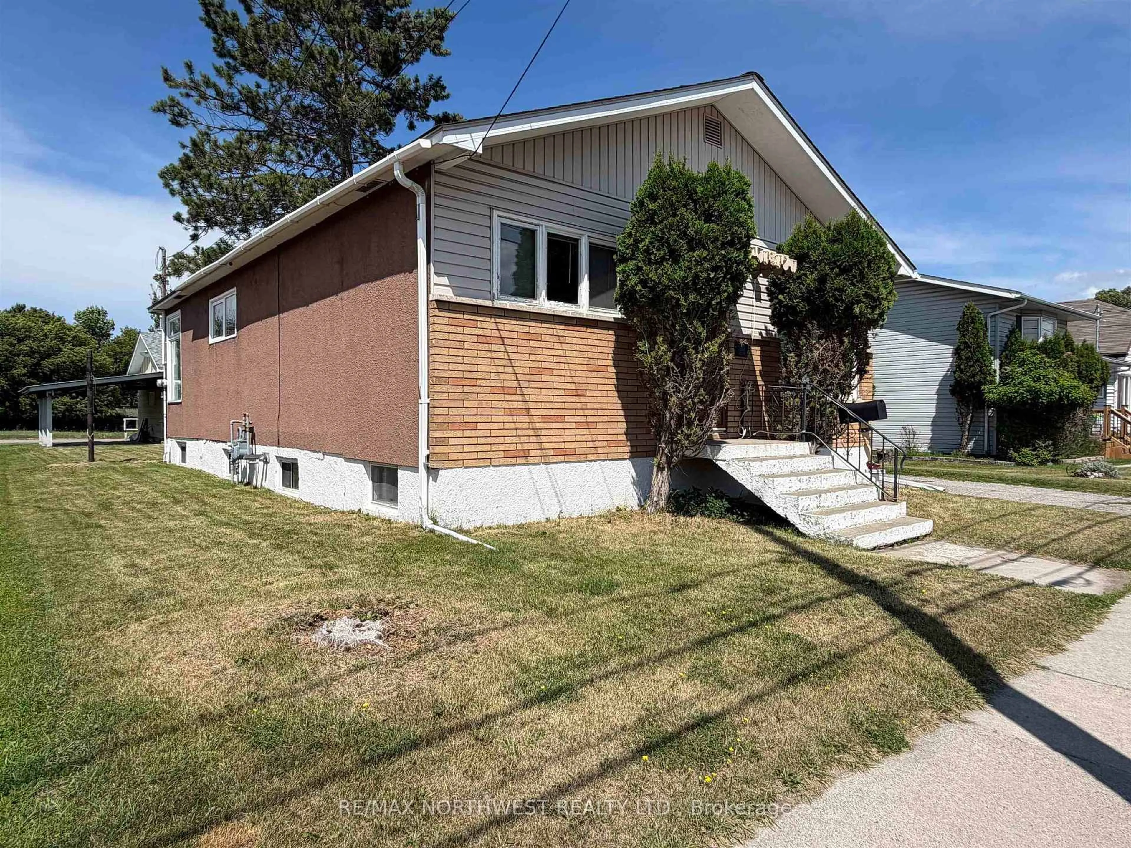 Home with vinyl exterior material, street for 238 Third St, Fort Frances Ontario P9A 1P8