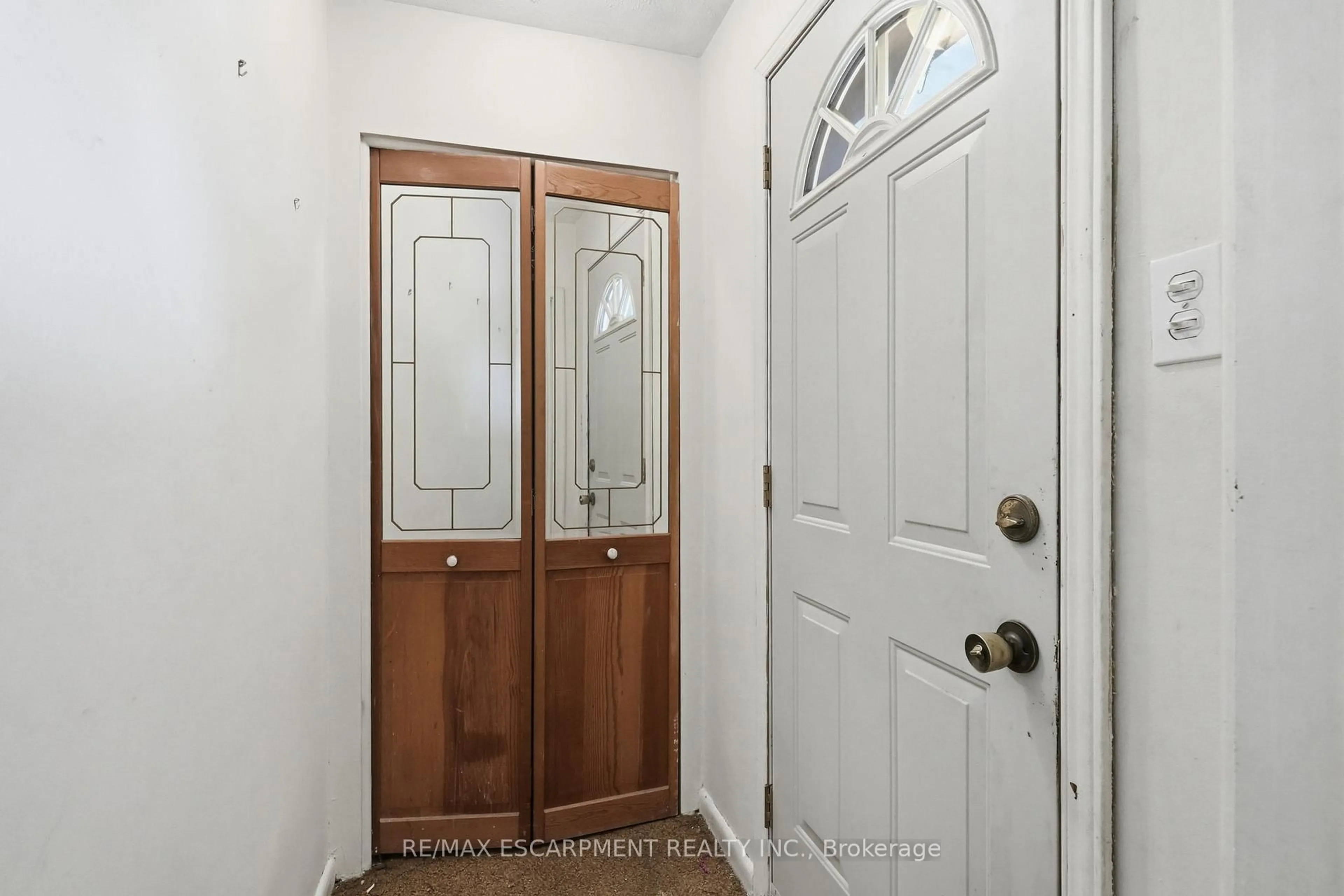 Indoor entryway for 34 Eaton Pl, Hamilton Ontario L8H 1N7