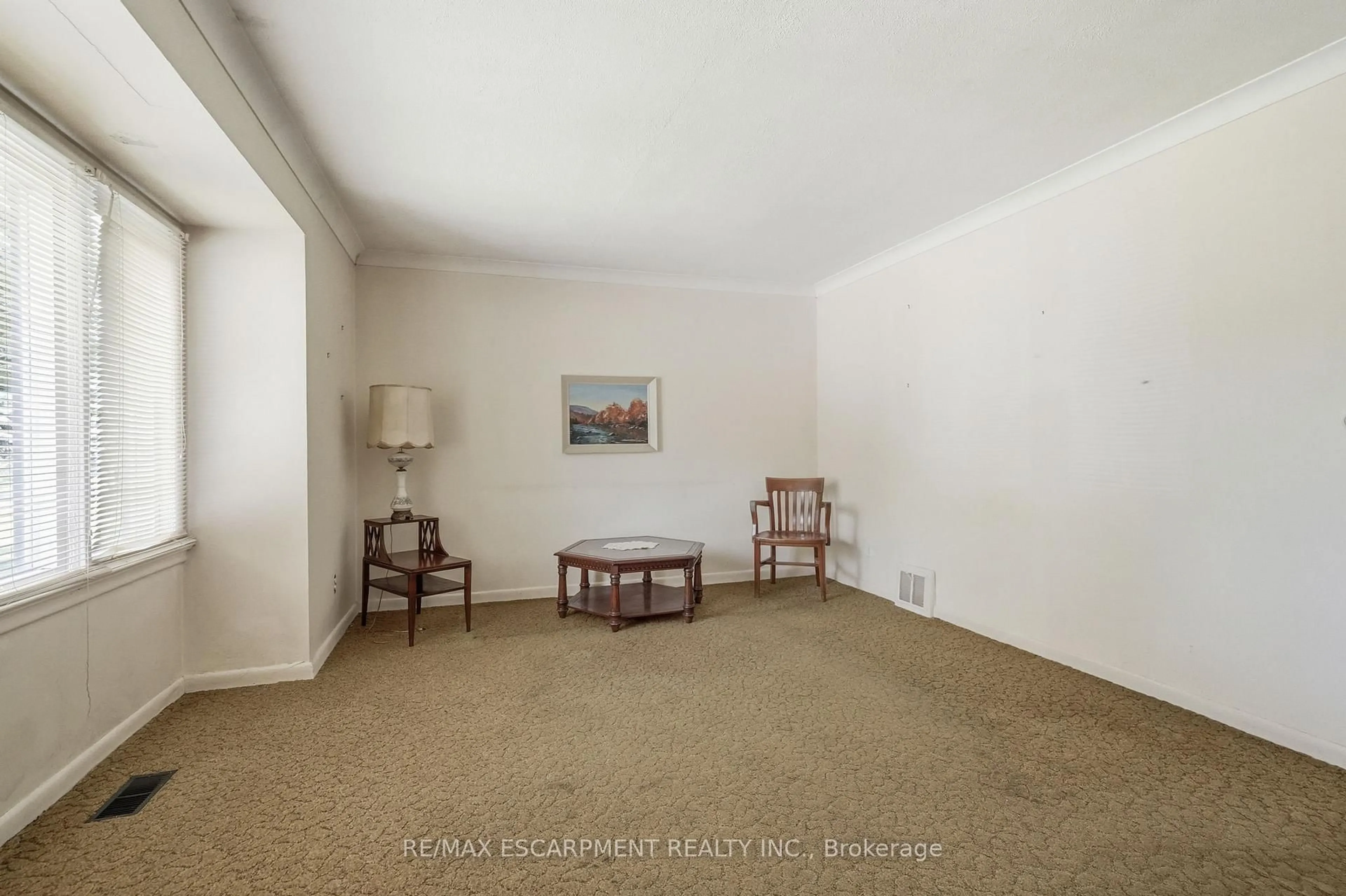 A pic of a room for 34 Eaton Pl, Hamilton Ontario L8H 1N7