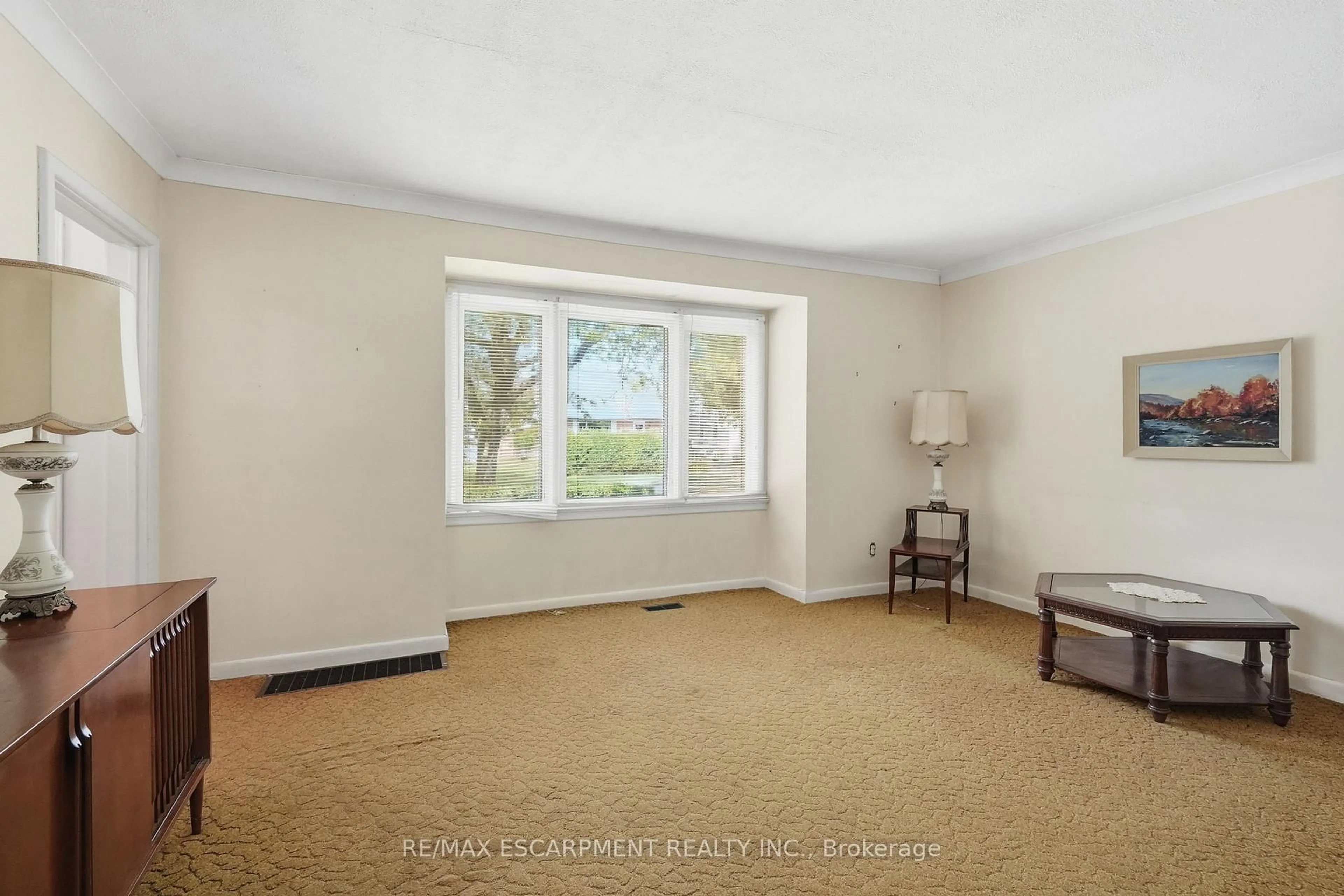 A pic of a room for 34 Eaton Pl, Hamilton Ontario L8H 1N7