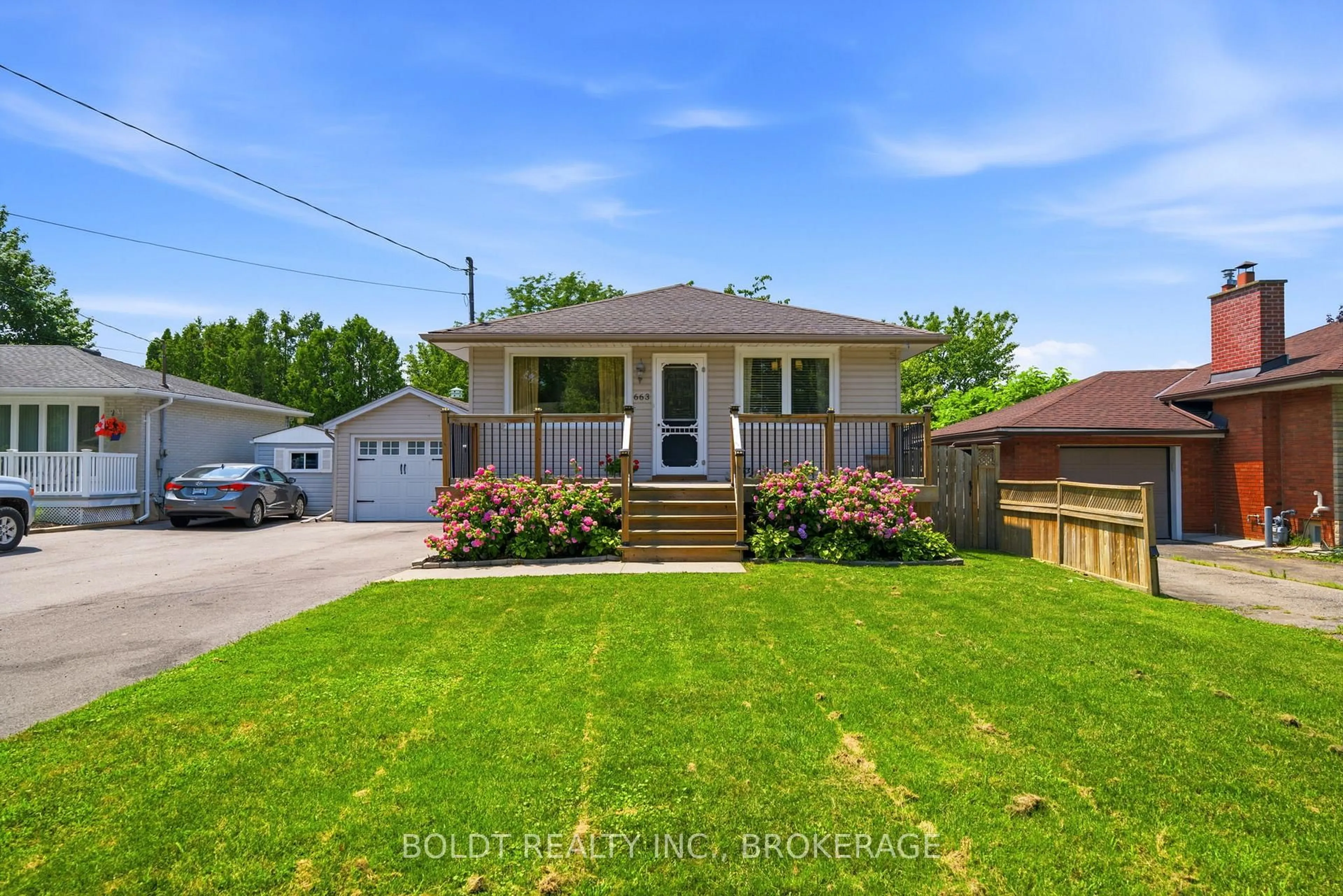A pic from outside/outdoor area/front of a property/back of a property/a pic from drone, street for 663 Geneva St, St. Catharines Ontario L2N 2J9