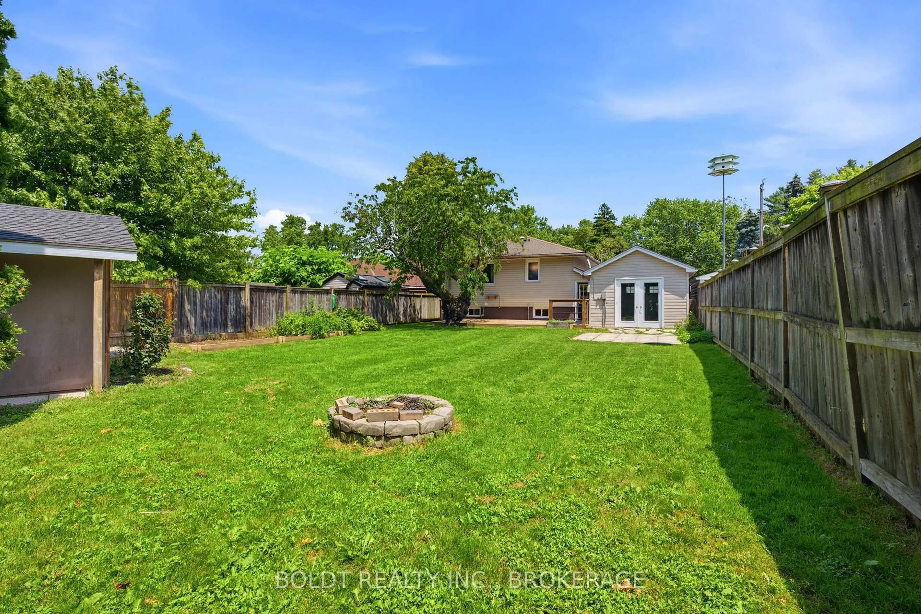 A pic from outside/outdoor area/front of a property/back of a property/a pic from drone, unknown for 663 Geneva St, St. Catharines Ontario L2N 2J9
