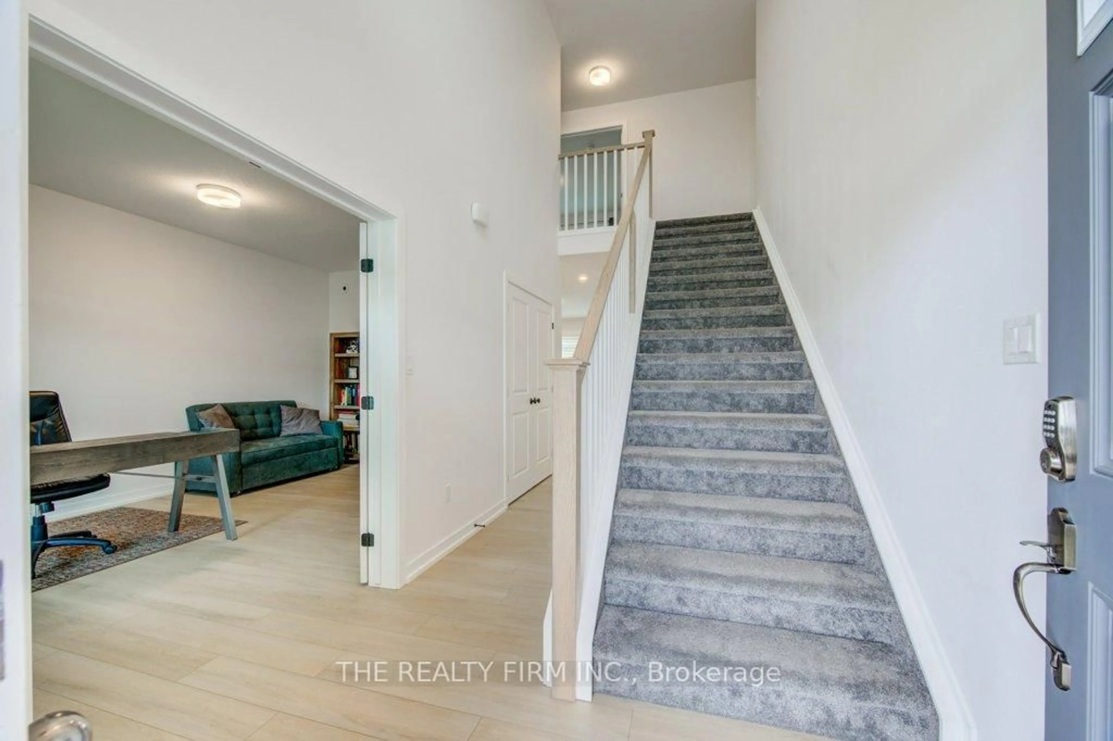Indoor entryway for 36 White Tail Path, Central Elgin Ontario N5R 0M8
