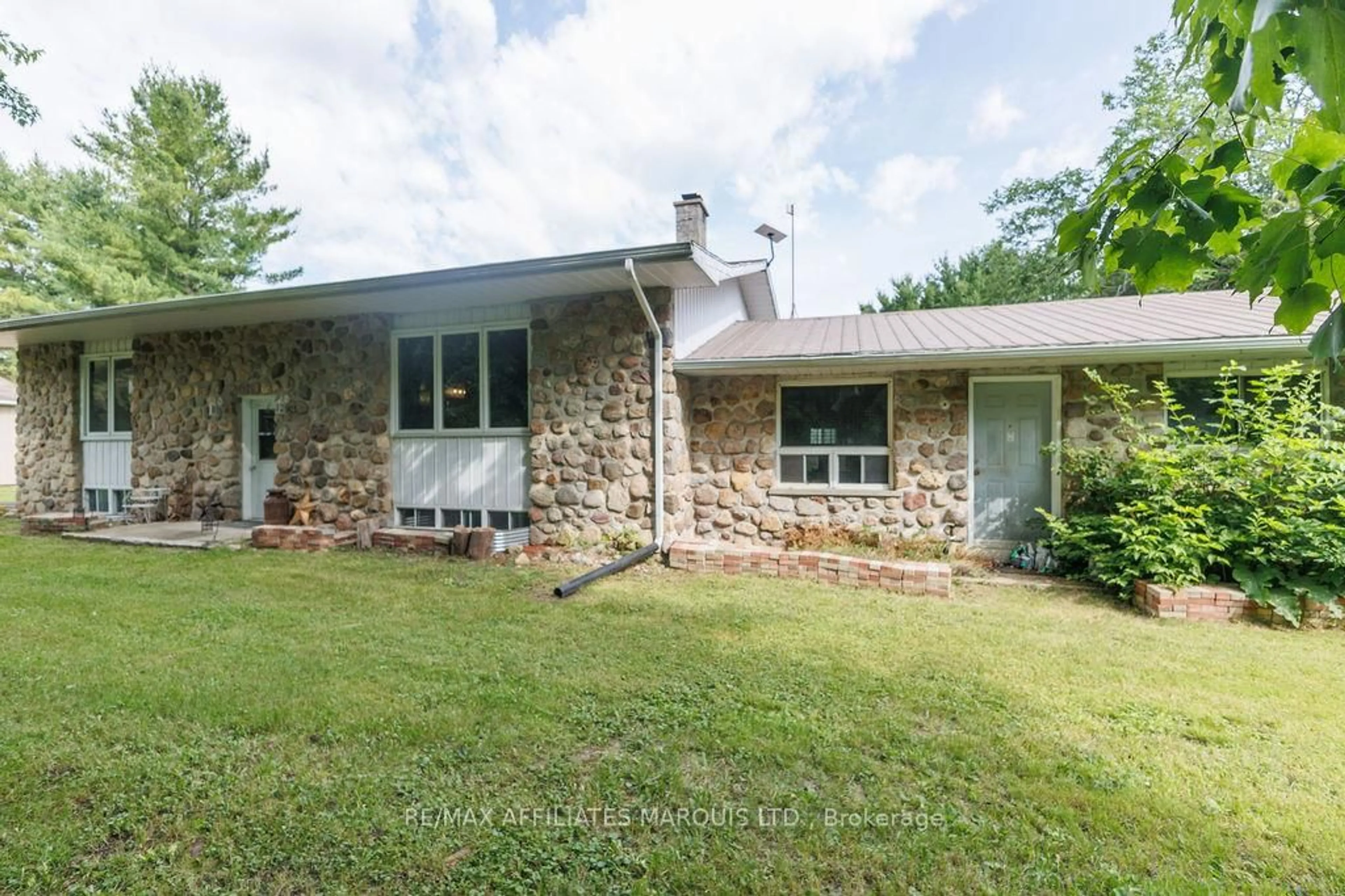 Home with brick exterior material, unknown for 21111 Concession 8 Rd, South Glengarry Ontario K0C 1L0
