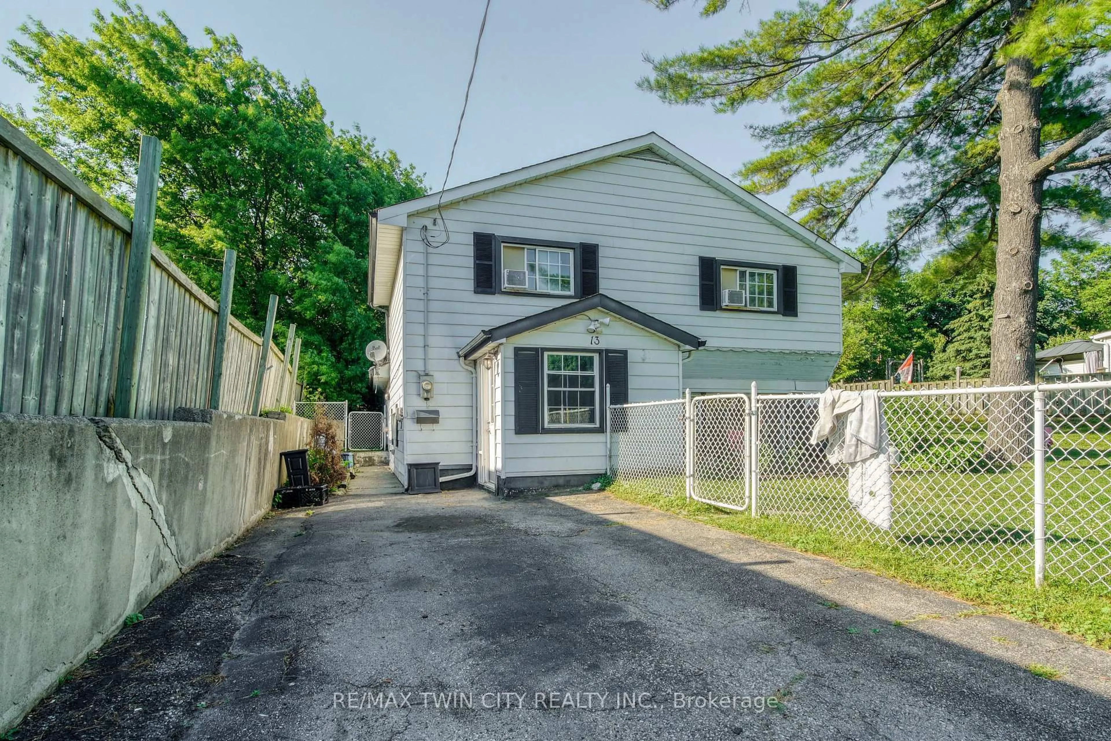 A pic from outside/outdoor area/front of a property/back of a property/a pic from drone, street for 13 Brooklyne Rd, Cambridge Ontario N1R 1C4
